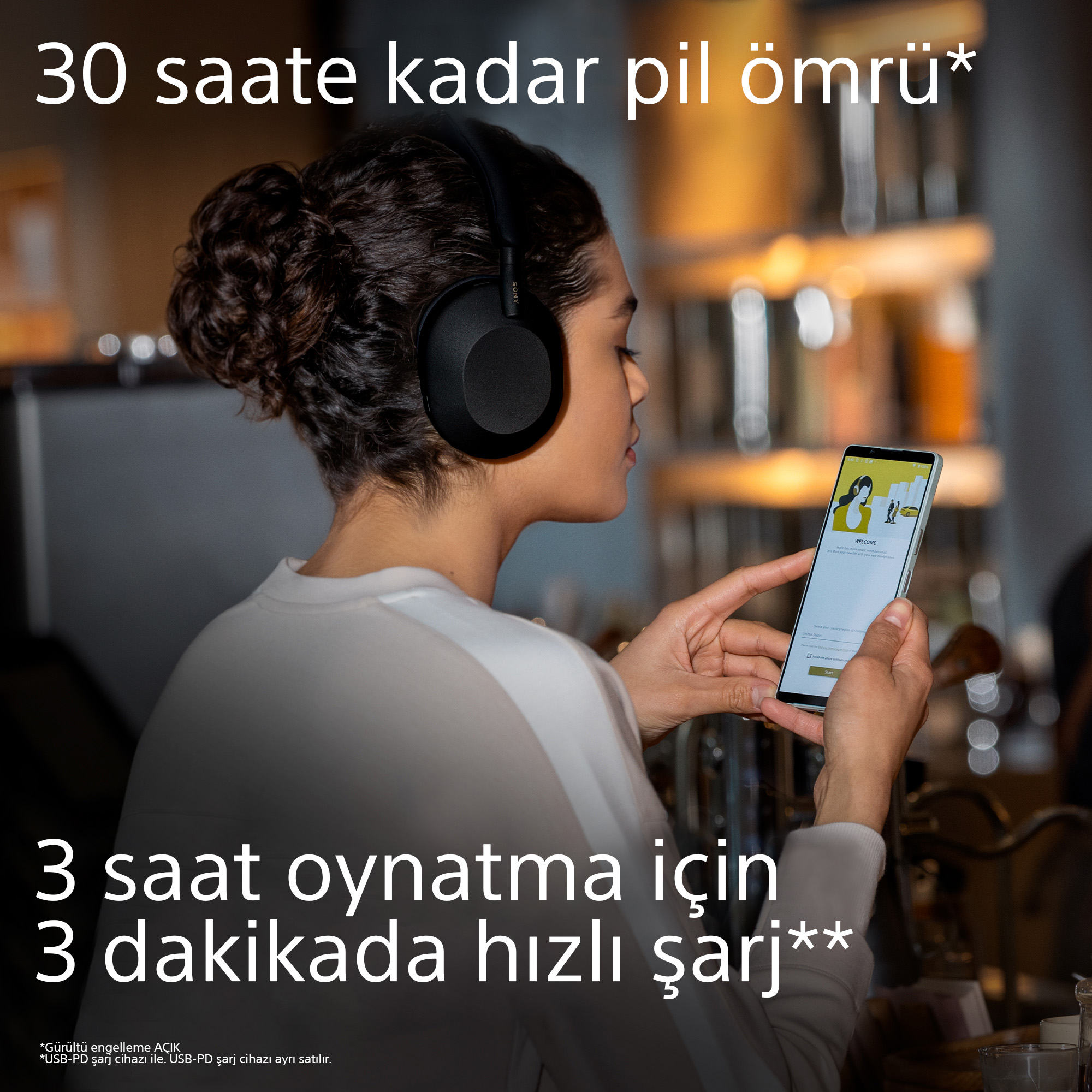 Kulaklık takan, telefon tutan kadın. Metin: 30 saat pil ömrü, 3 dakika şarjla 3 saat oynatma.