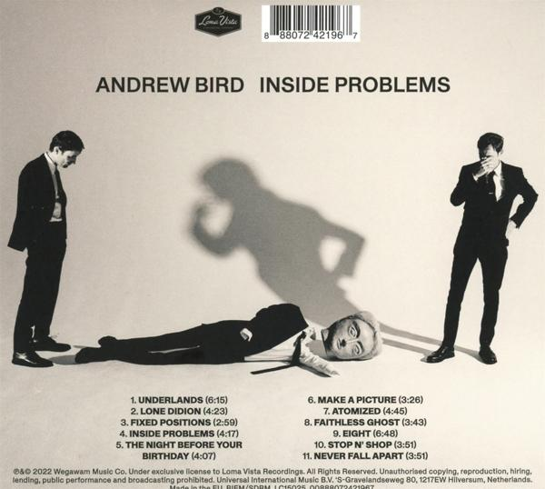Albumcover mit drei Männern in Anzügen. Einer liegt, andere stehen. Text auf dem Album.