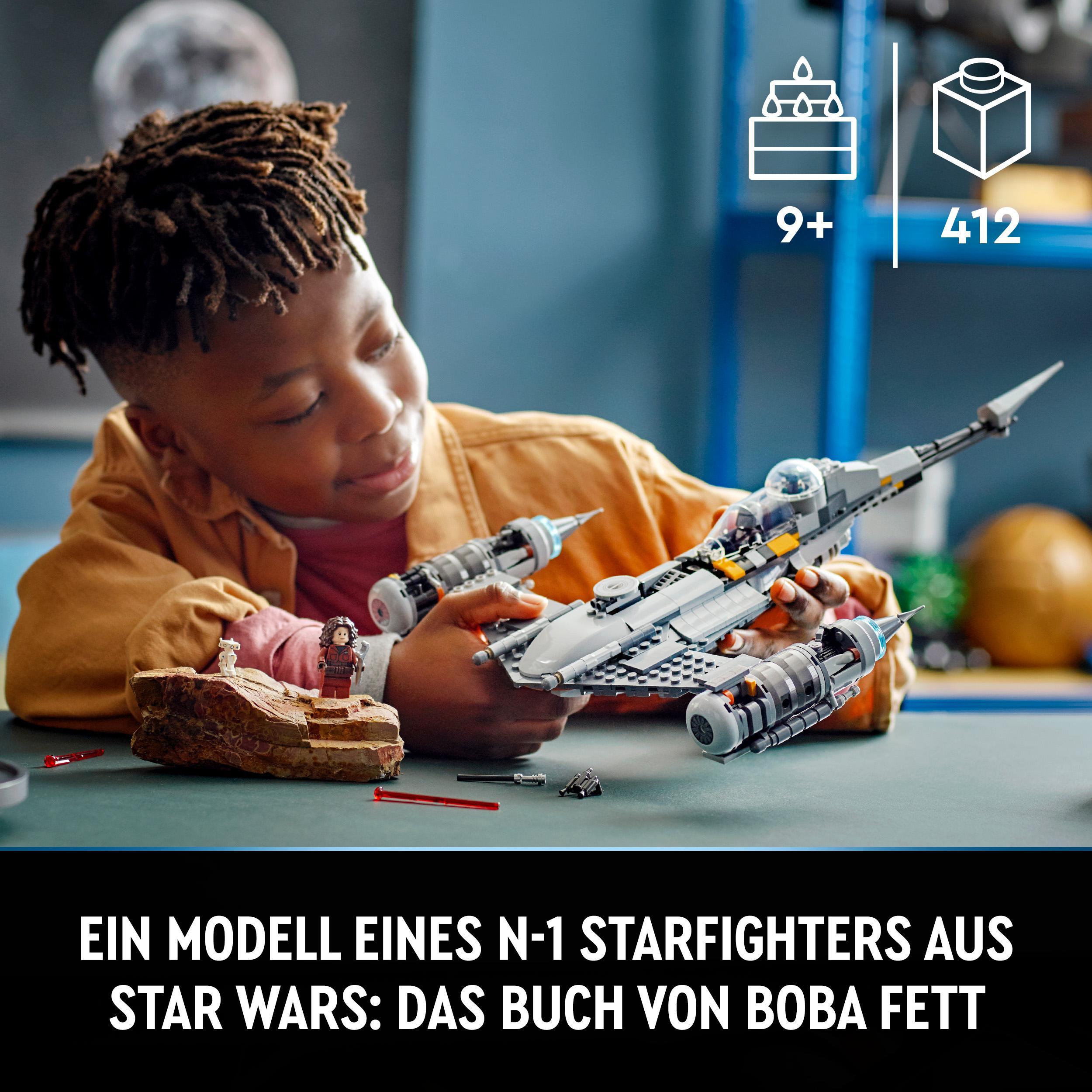 Junge spielt mit einem LEGO Star Wars Modell. Enthält Text: 'N-1 Starfighter'.