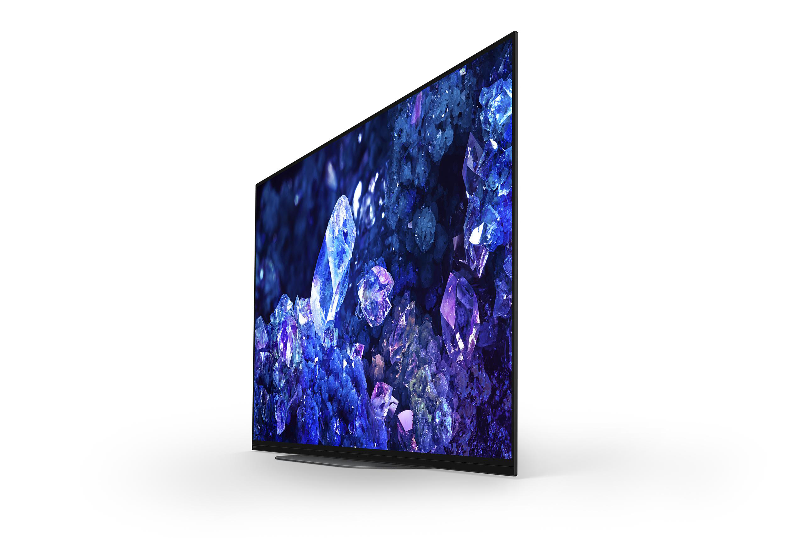 Ein schwarzer Fernseher wird in einem Winkel vor weißem Hintergrund gezeigt.