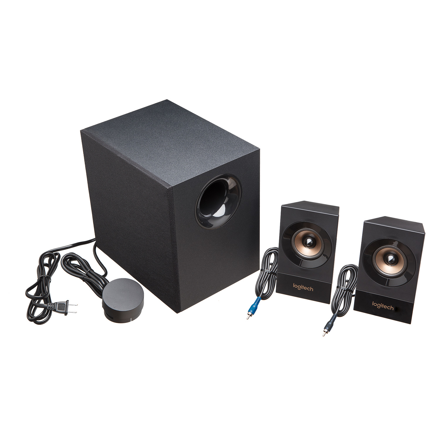 Un subwoofer negro con dos altavoces negros y cables sobre un fondo blanco.