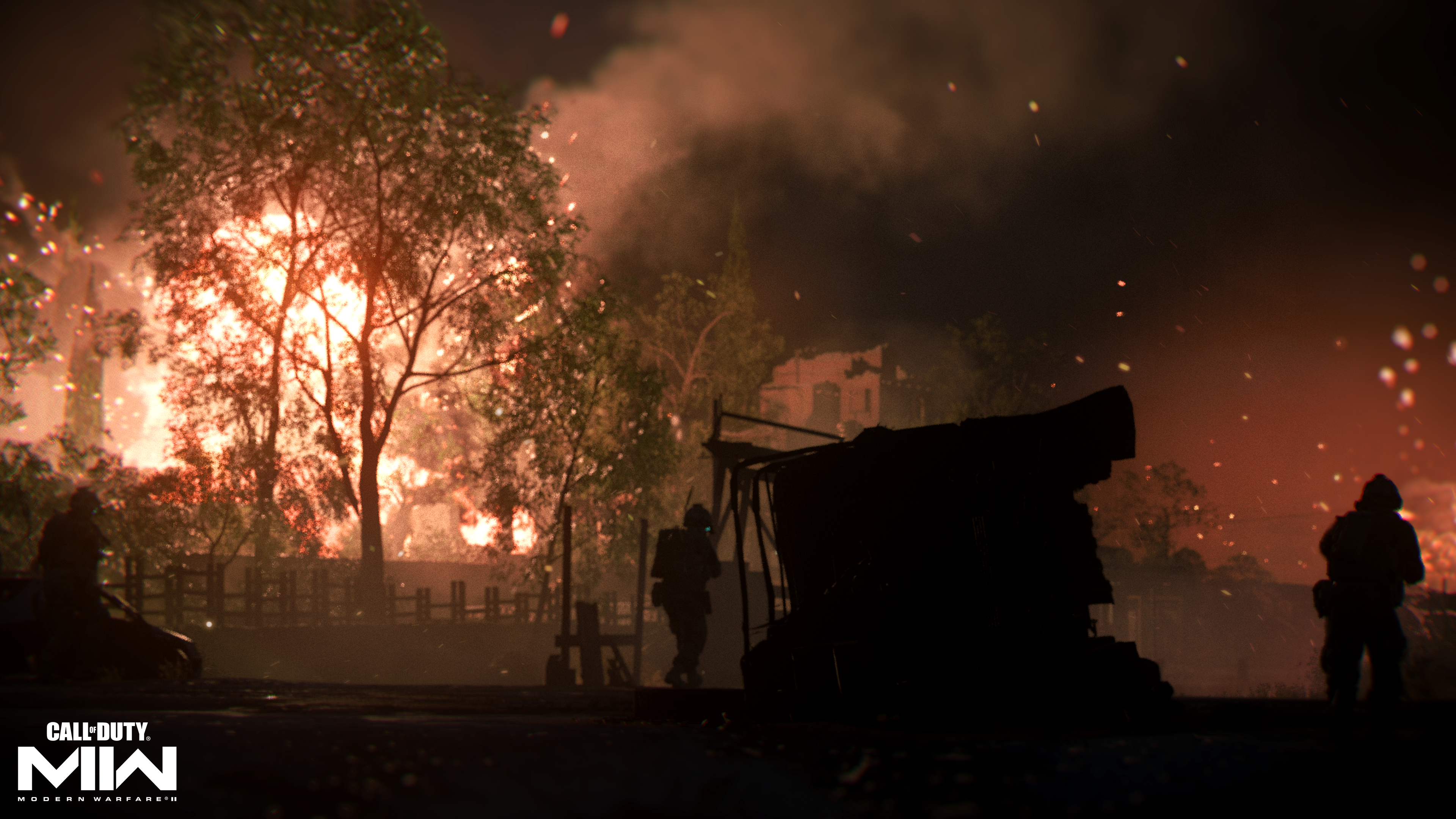 Silhouetten von Soldaten stehen vor einer massiven Explosion und brennenden Bäumen in der Nacht.