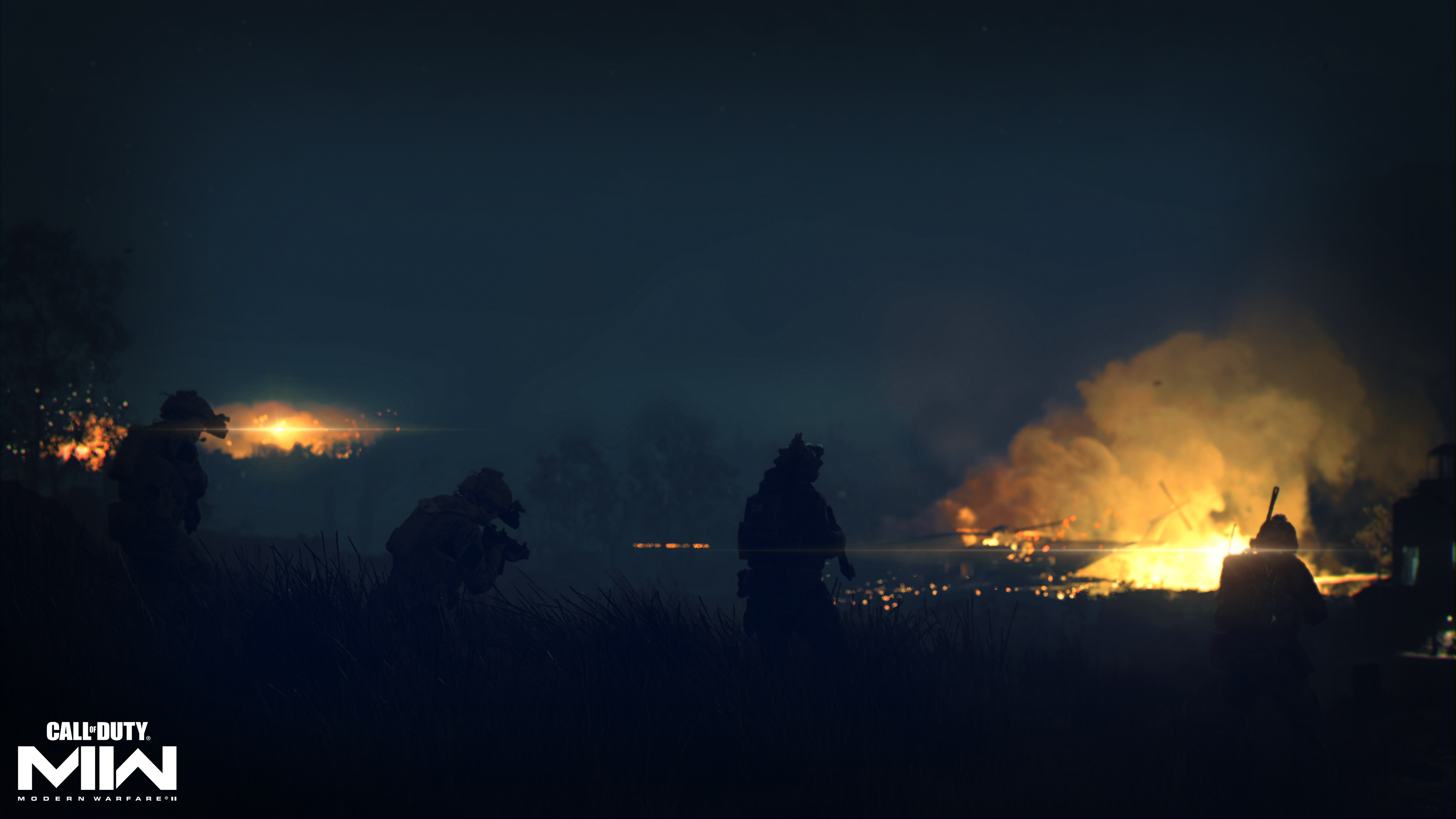 Vier bewaffnete Soldaten stehen nachts in einem dunklen Feld und beobachten ein großes, helles Feuer im Hintergrund.