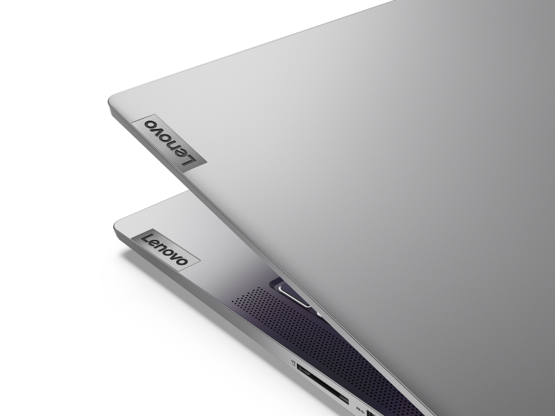 Portátil con logo Lenovo, primer plano.