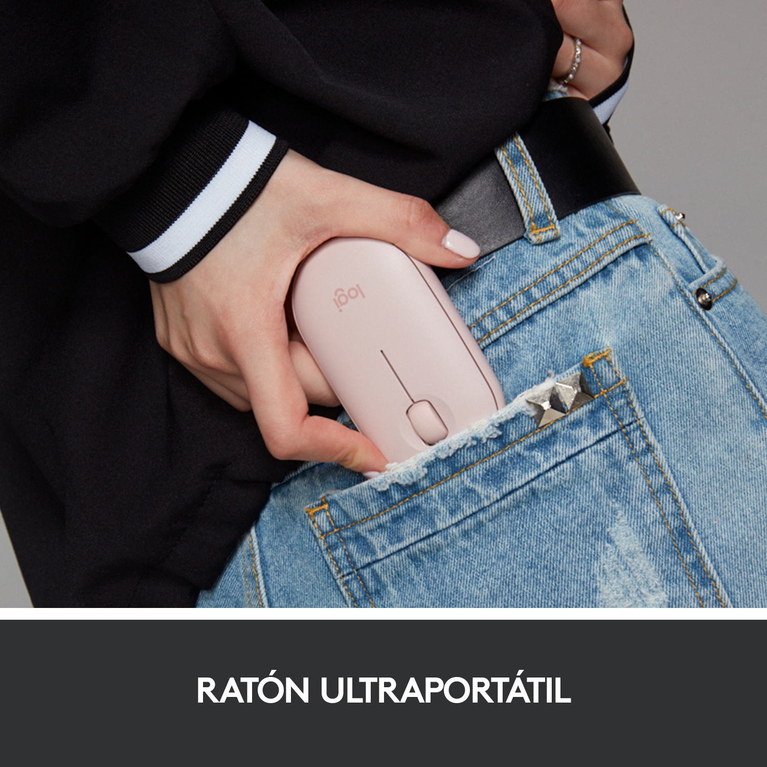Un ratón Logitech rosa se coloca en un bolsillo de unos vaqueros.