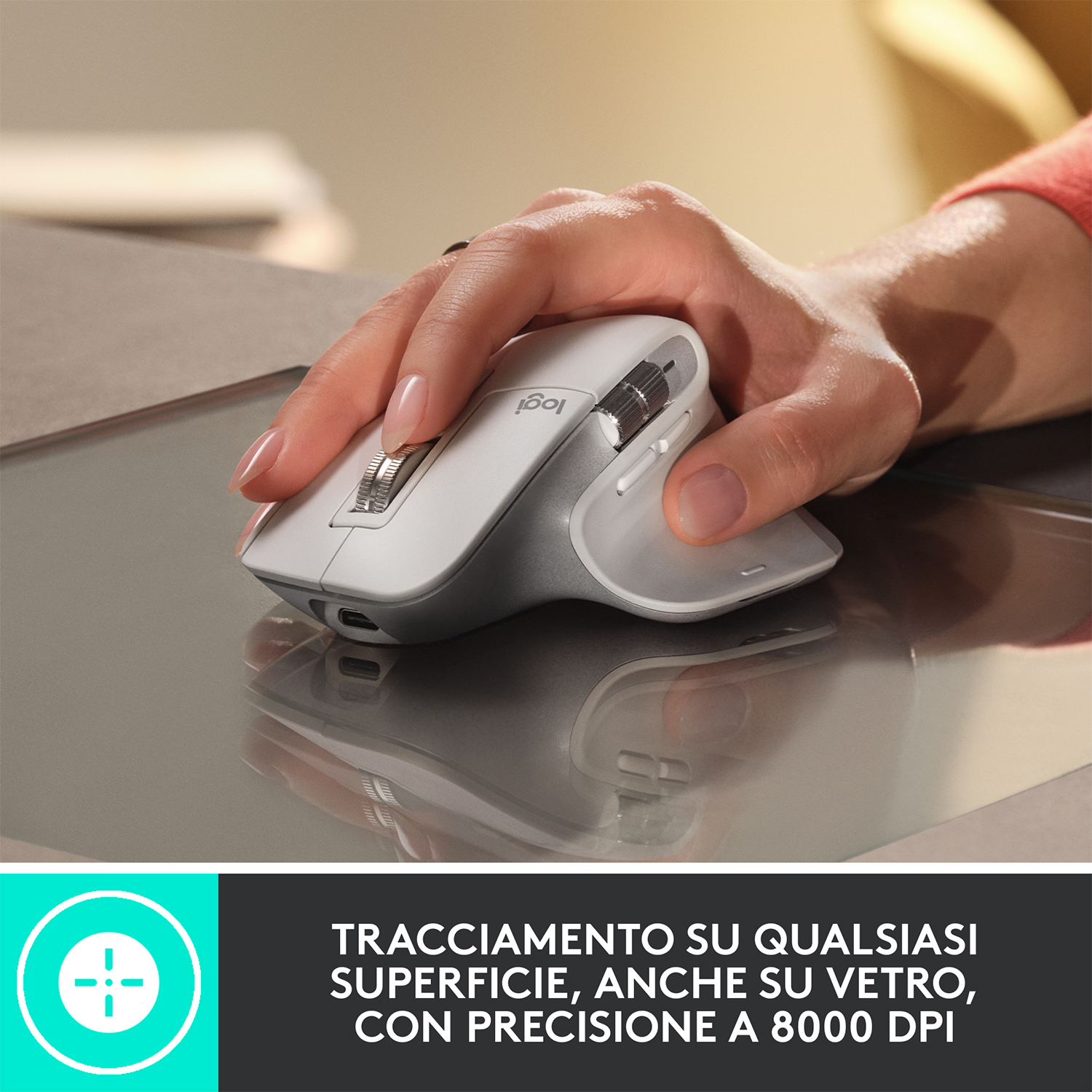 Un mouse Logitech bianco e grigio su una superficie riflettente, con testo sotto.
