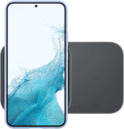 Un smartphone bleu, dans un étui, placé sur un socle de chargement sans fil.