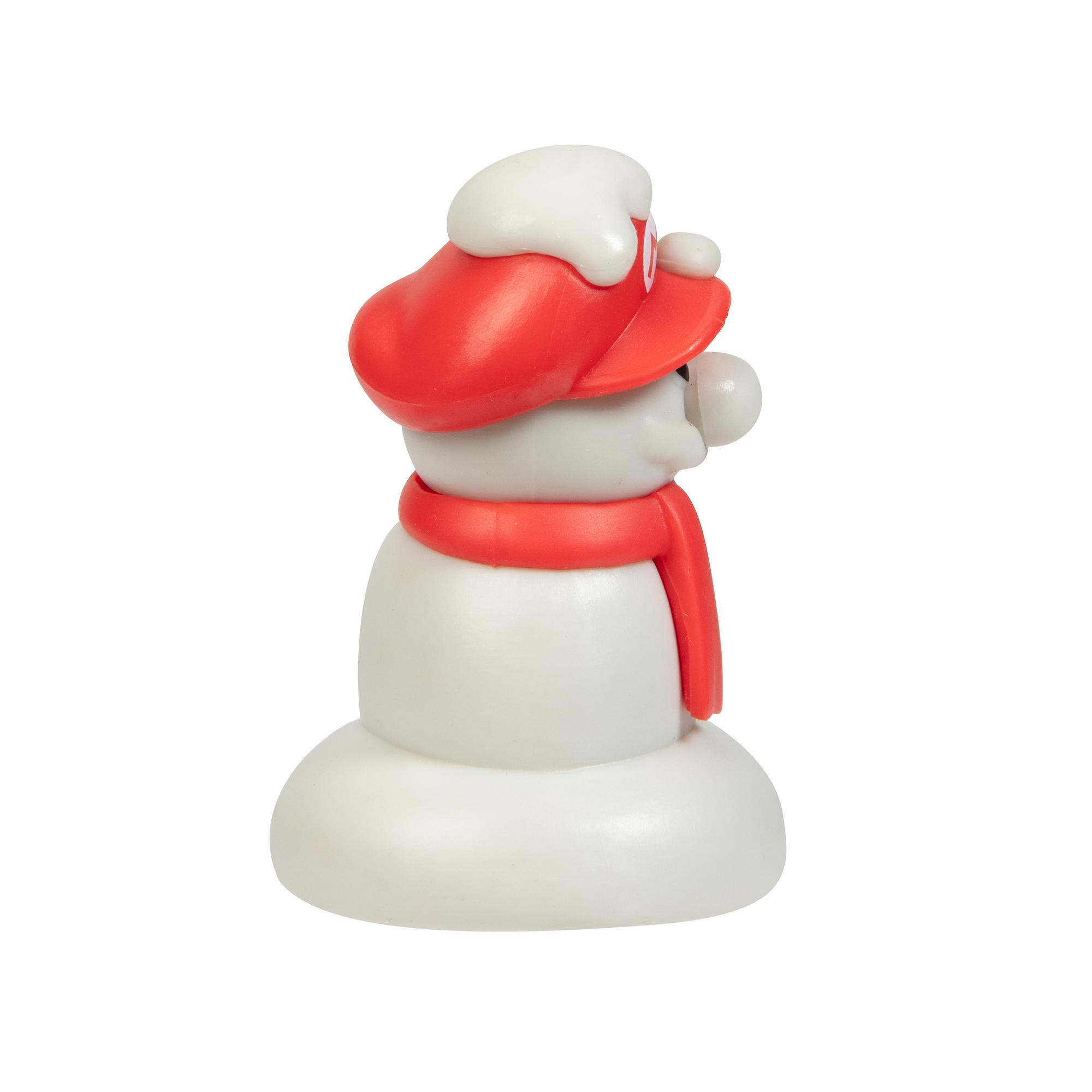 Eine Schneemannfigur mit rotem Hut und Schal, auf weißer Oberfläche vor weißem Hintergrund.