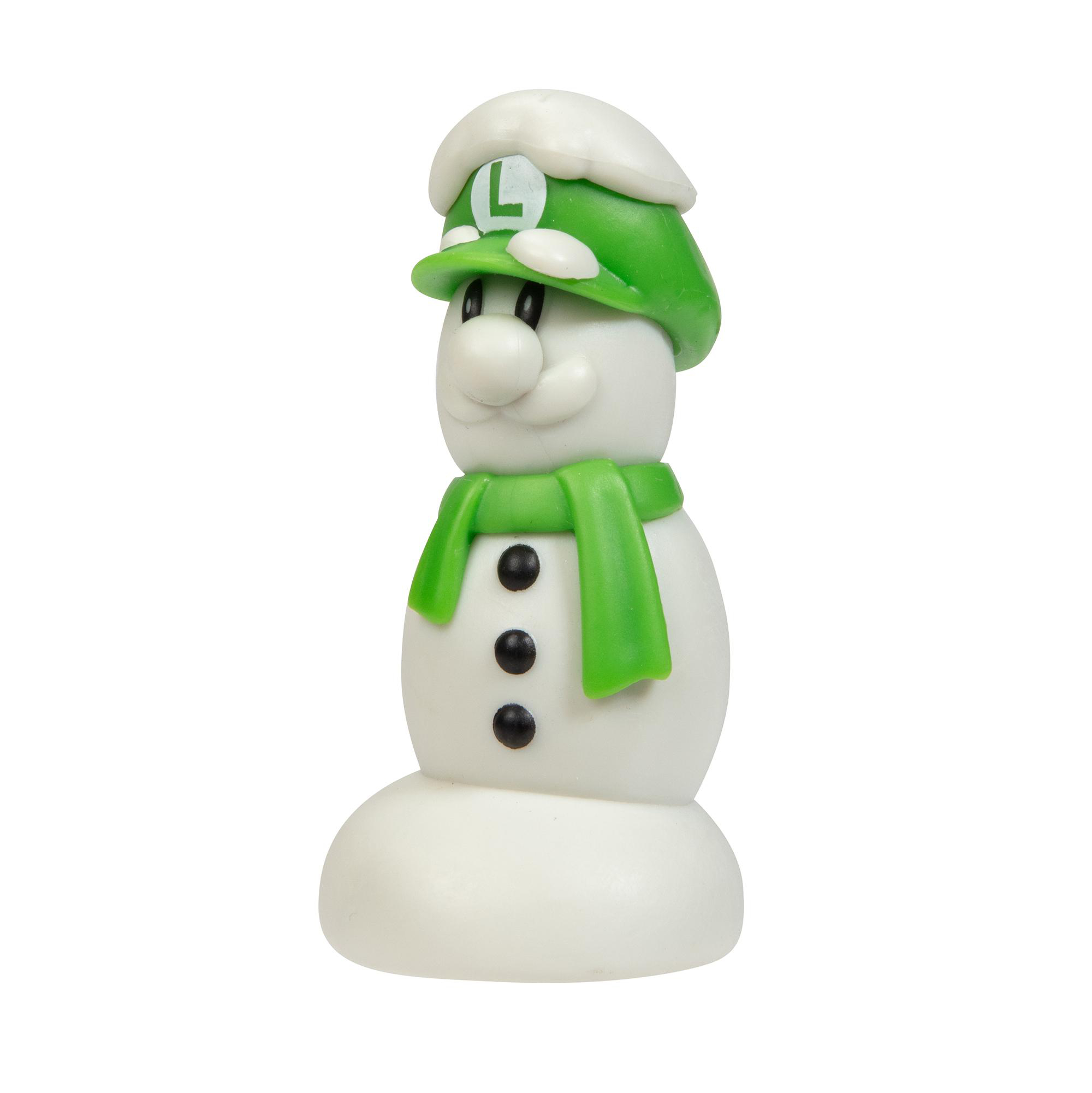 Eine Schneemann-Figur von Luigi. Er hat einen grünen Hut und Schal. Sie ist isoliert.