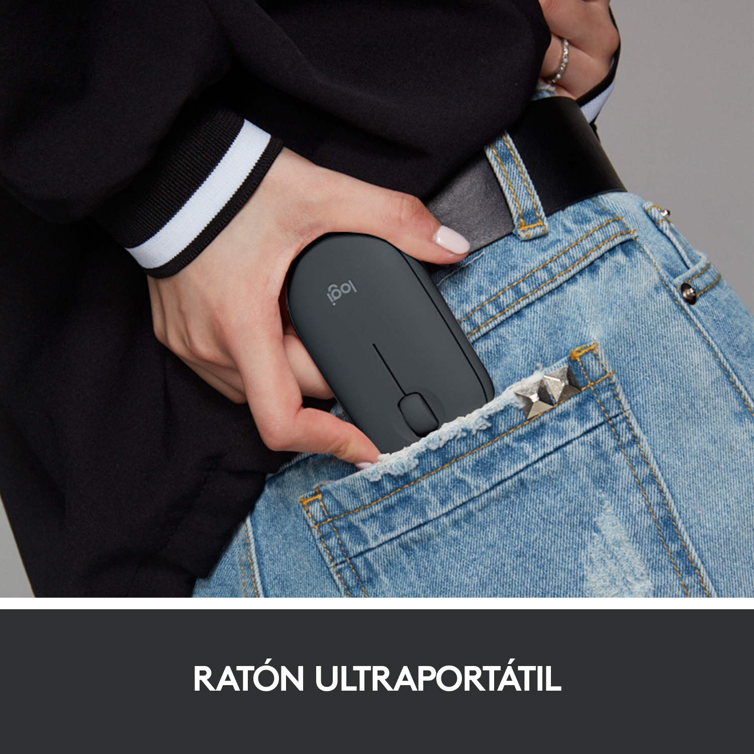 Mano guardando un ratón negro en un bolsillo de vaqueros. Texto: Ratón ultraportátil.