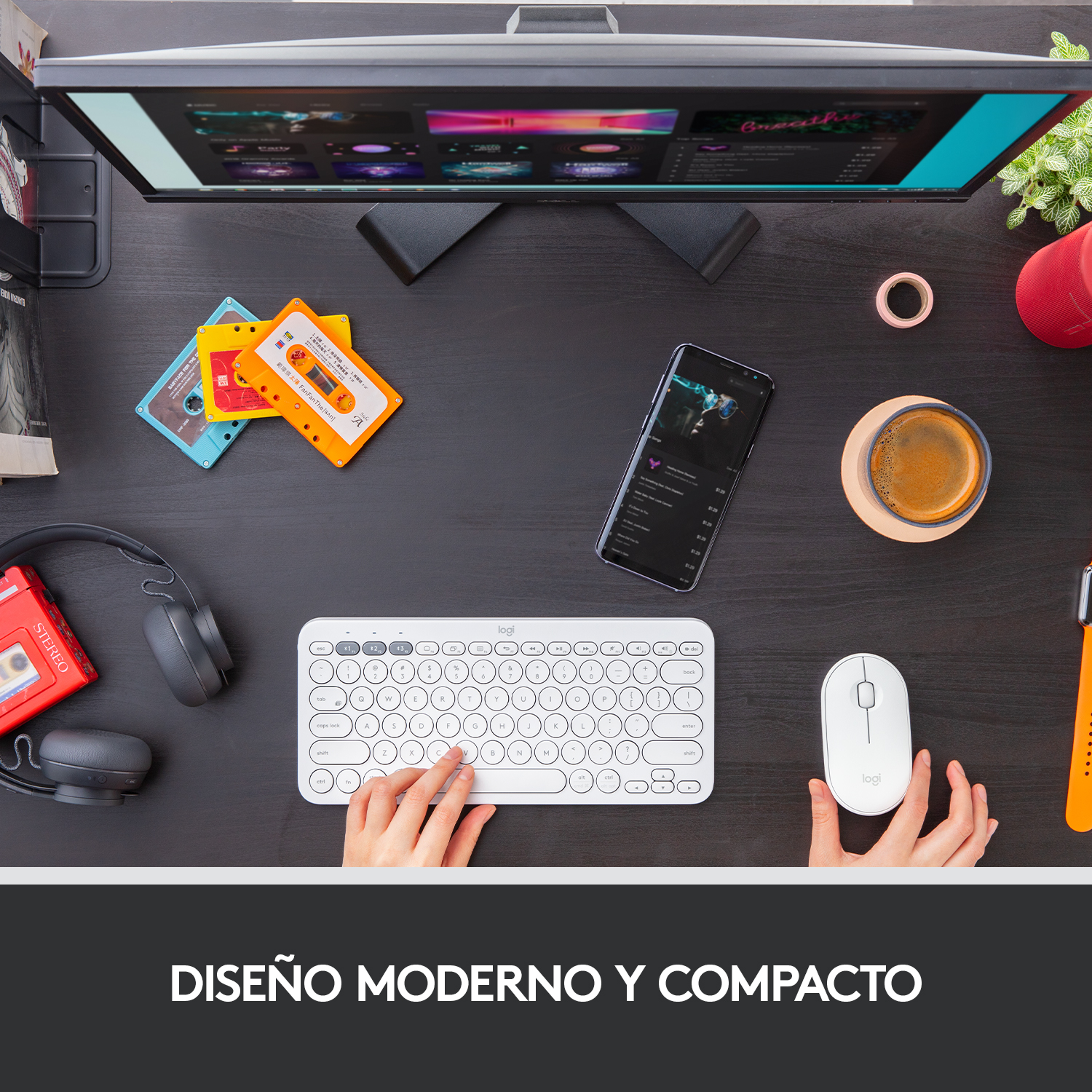 Un ratón de ordenador negro con rueda de desplazamiento y diseño curvo.