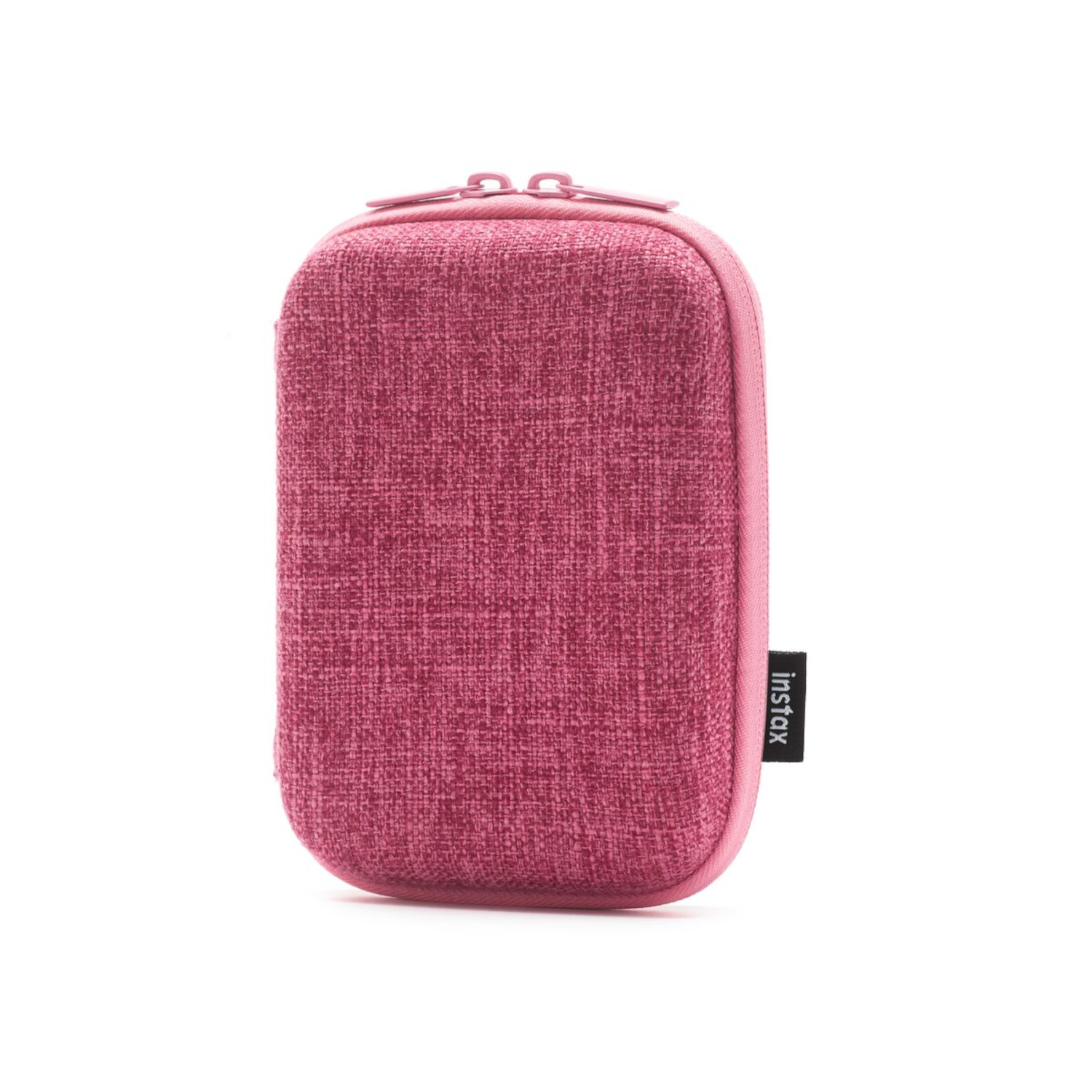 Een roze Instax-etui op een witte achtergrond. De etui is rechthoekig met een rits. Het heeft een stoffen textuur en het Instax-logo.