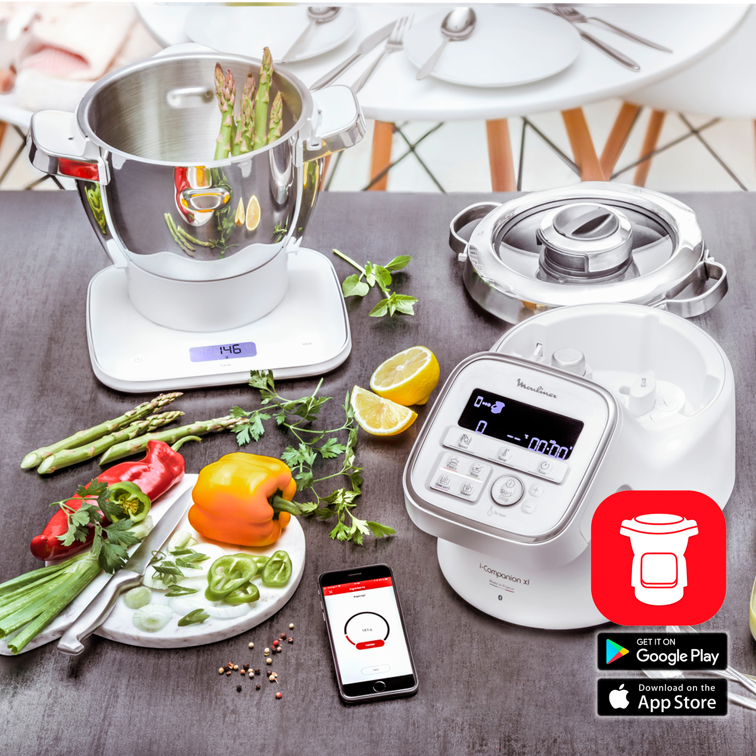 Escena de cocina con procesador de alimentos, ingredientes y un smartphone. Descargas de aplicaciones.