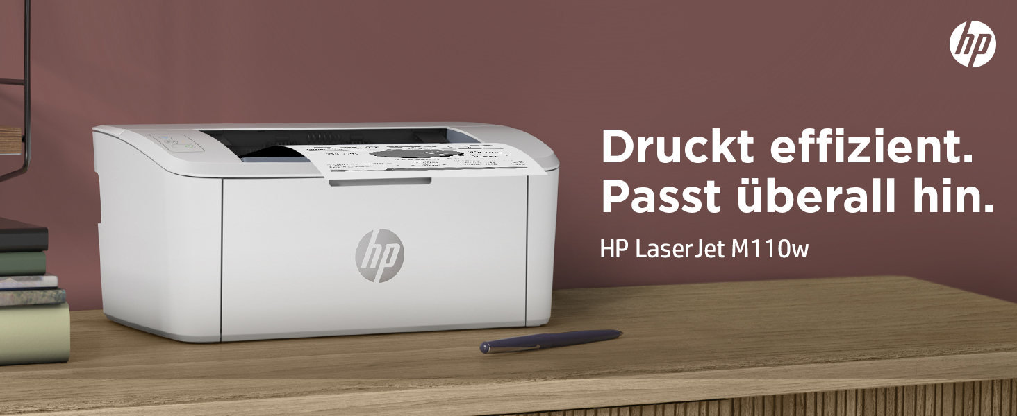 Weißer HP-Drucker auf einem Holztisch. Text: „Druckt effizient. Passt überall hin.“ Stift sichtbar.