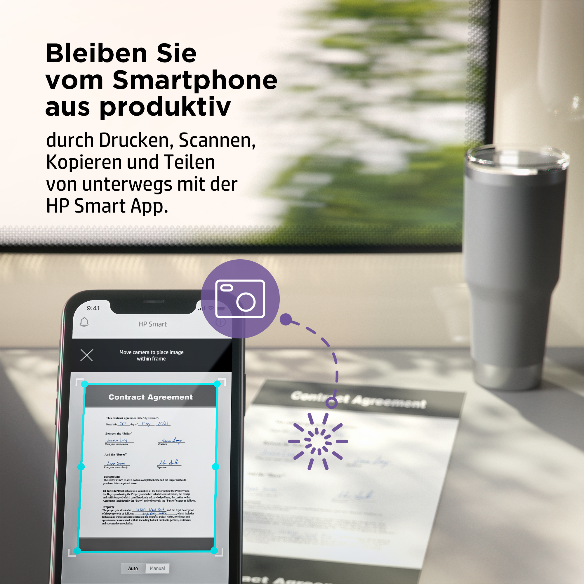 Frau scannt Dokument mit Telefon, neben Kaffeetasse und Text.