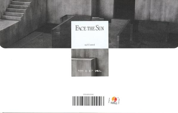 Architectonische trap en betonnen structuren met tekst "FACE THE SUN".