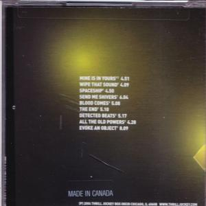 Eine CD-Hülle mit einer Liste von Titeln auf gelbem und dunklem Hintergrund.