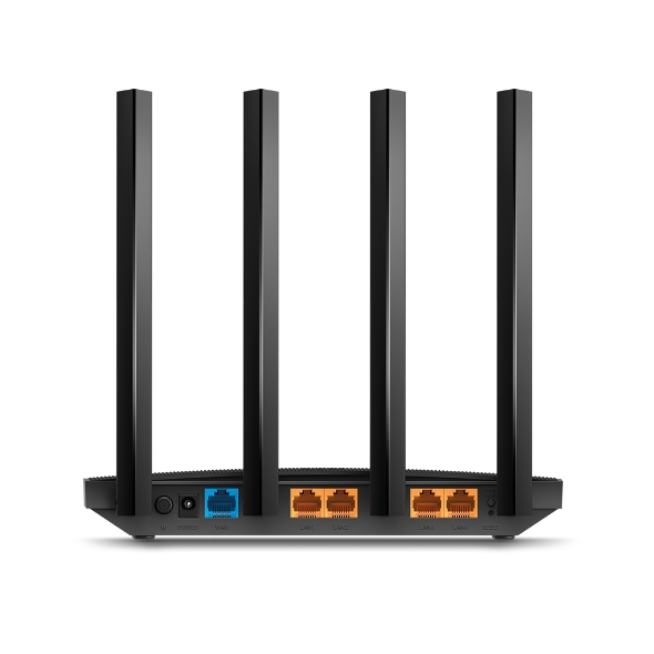 Dört antenli ve LAN, WAN ve güç için bağlantı noktaları olan siyah bir TP-Link yönlendirici.