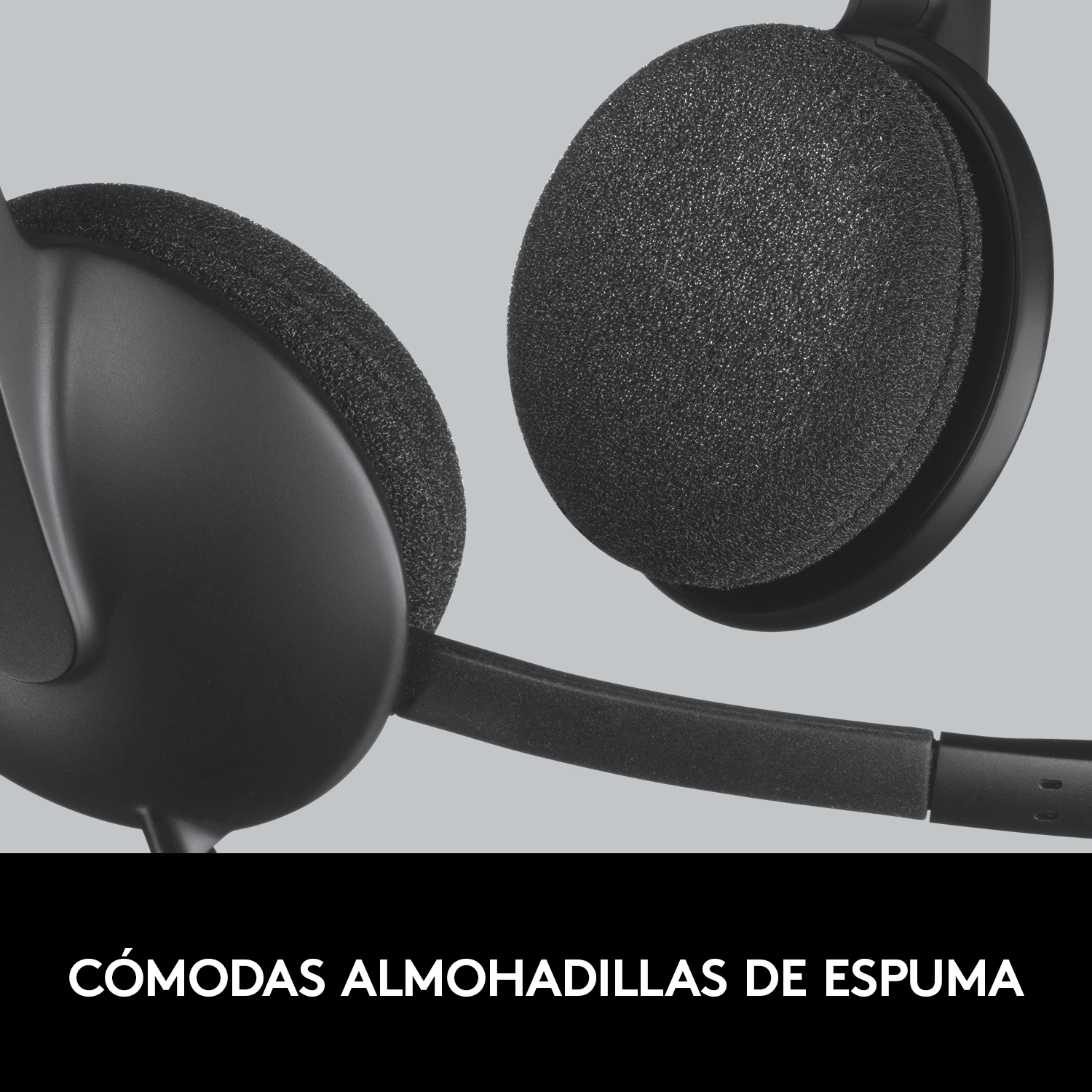 Auriculares negros con almohadillas de espuma, primer plano.