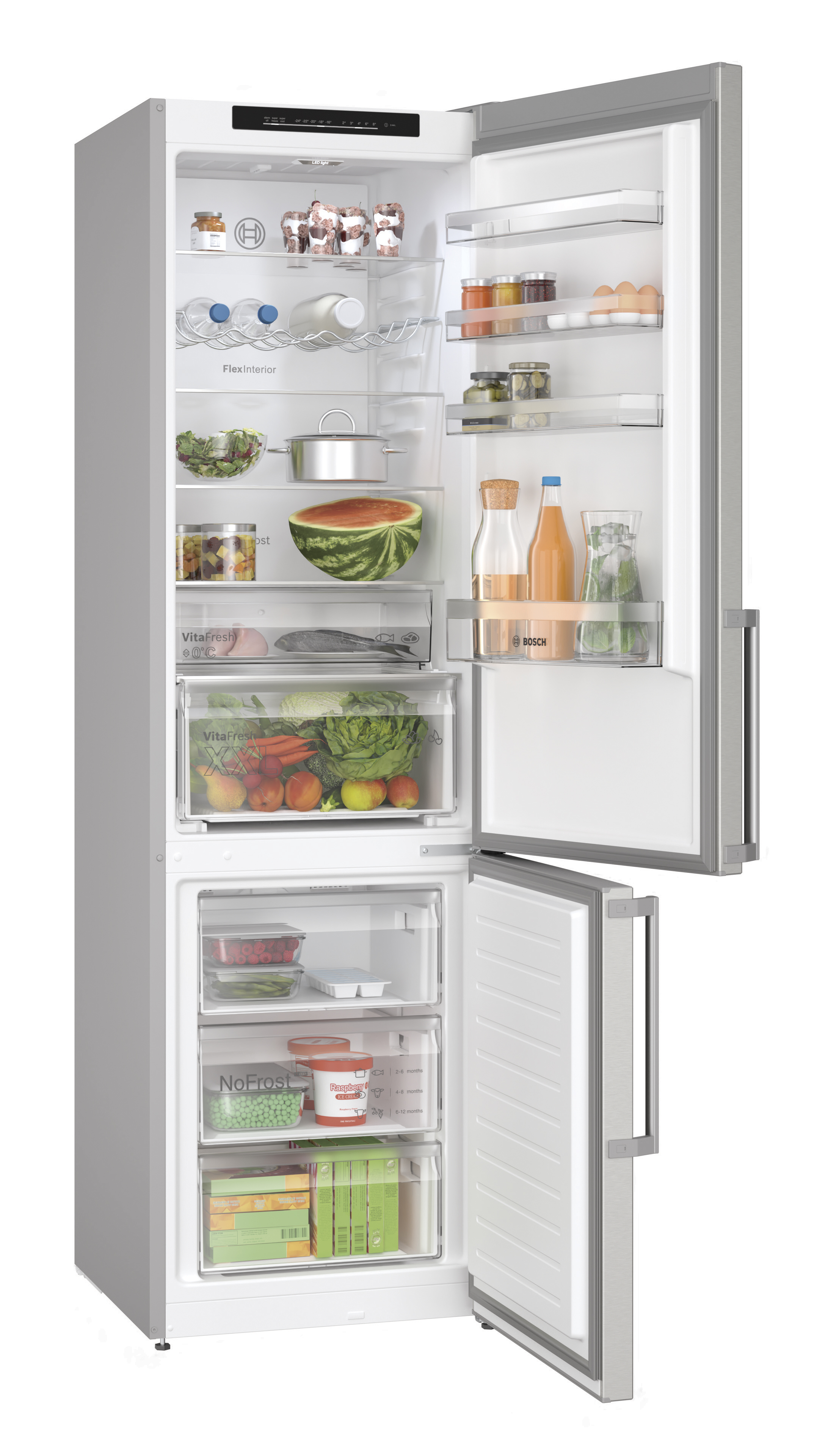 Refrigerador plateado con puertas abiertas, mostrando estantes con alimentos y cajones congelador.