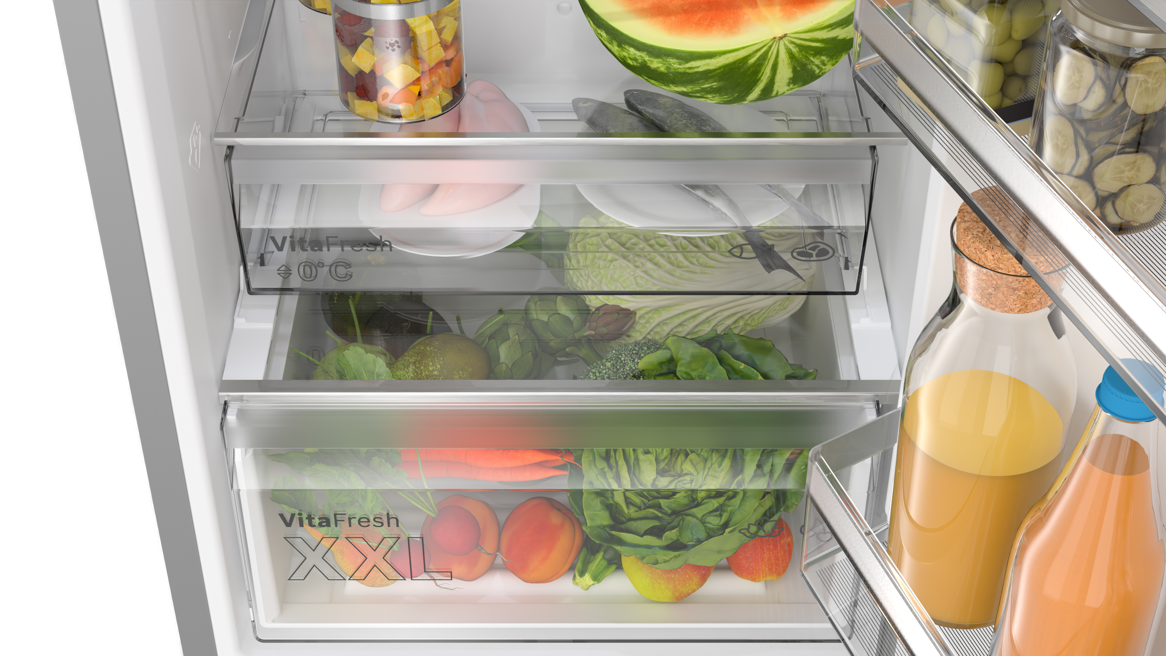 Dentro de un refrigerador con estantes de verduras, frutas y bebidas.