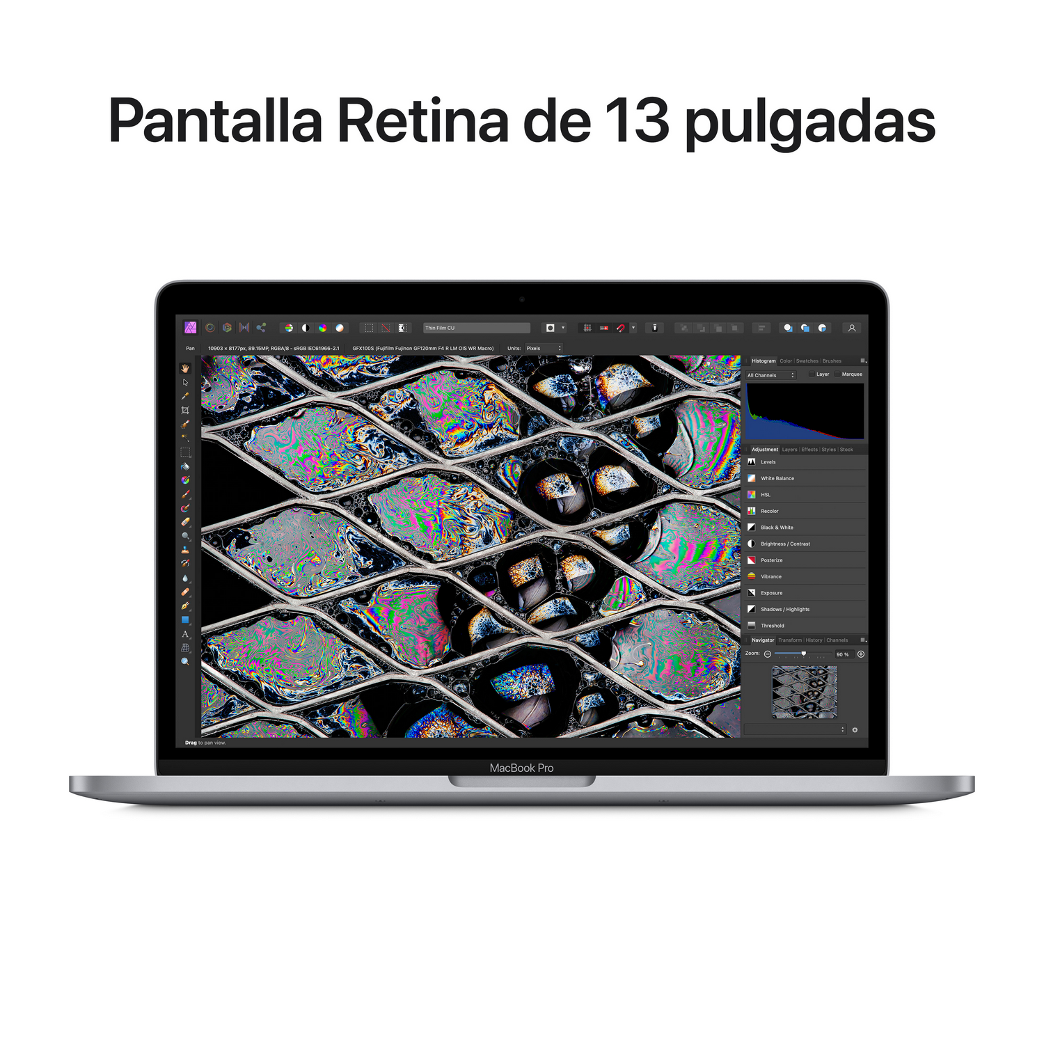 Una laptop plateada muestra una imagen colorida en su pantalla. El texto 'Pantalla Retina de 13 pulgadas' está arriba.