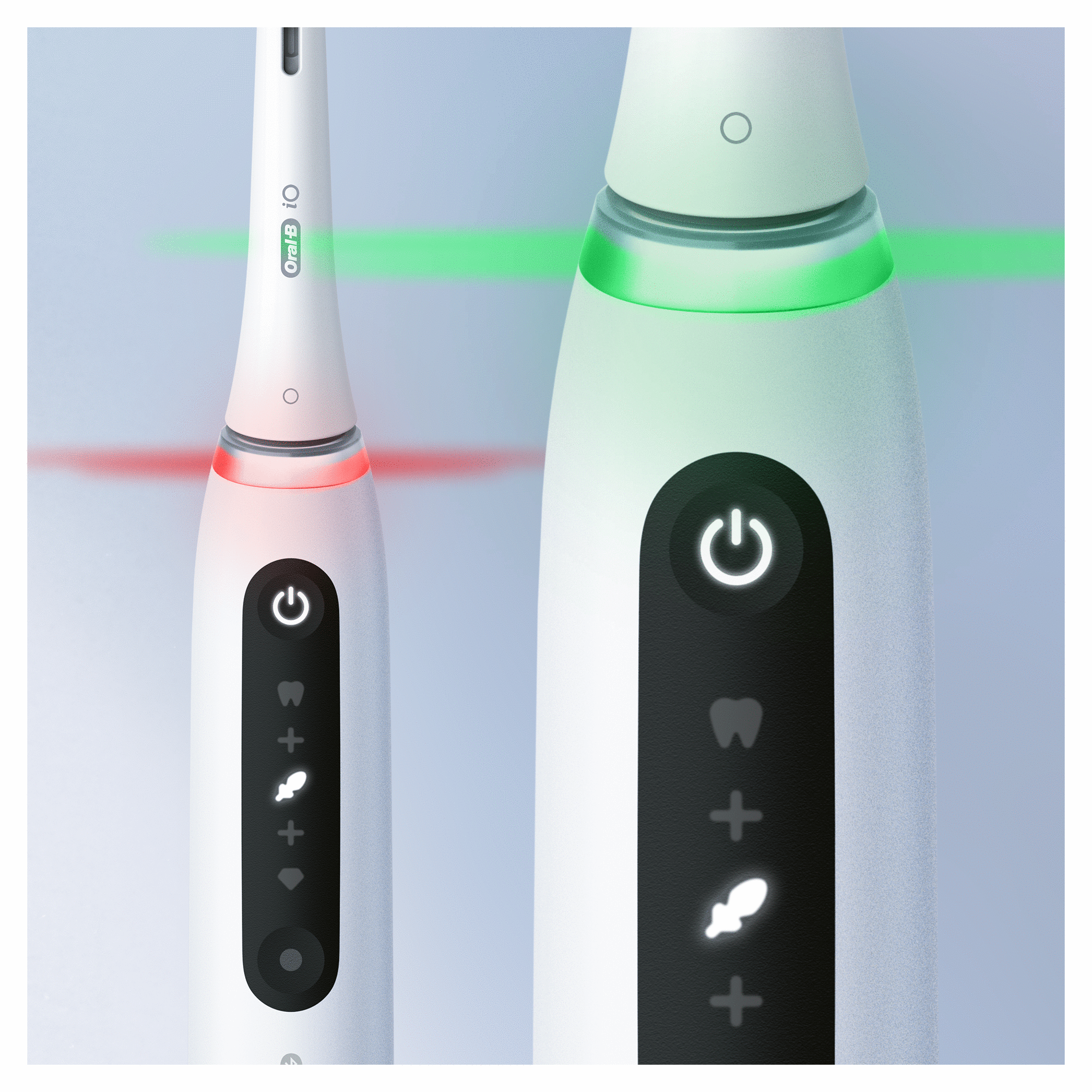 Close-up van twee witte Oral-B IO elektrische tandenborstels. Eén toont een rood en groen licht.