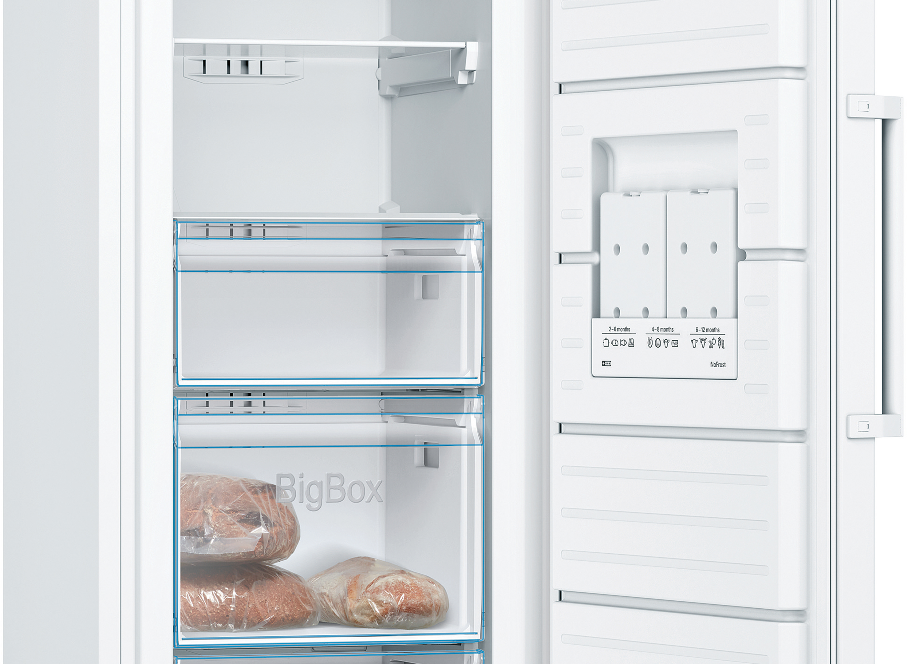 Binnenkant van een witte koelkast. Lades met voedsel en planken zijn zichtbaar.