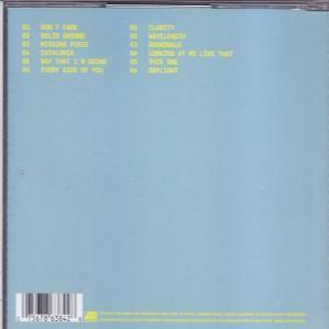 Die Rückseite einer CD-Hülle mit Titeln in gelber Schrift auf hellblauem Hintergrund.