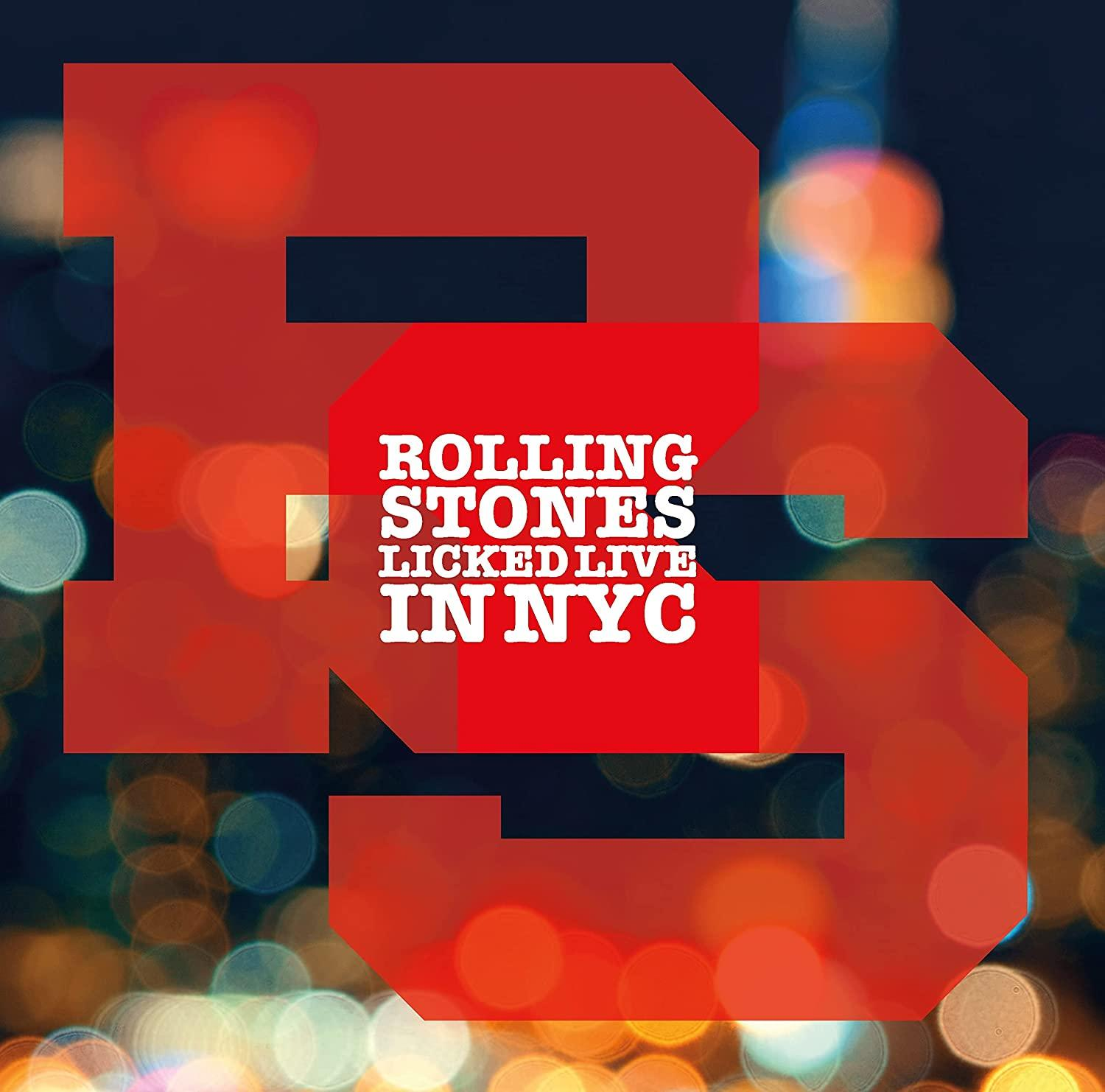 Affiche des Rolling Stones avec texte rouge sur fond flou de lumières de ville.
