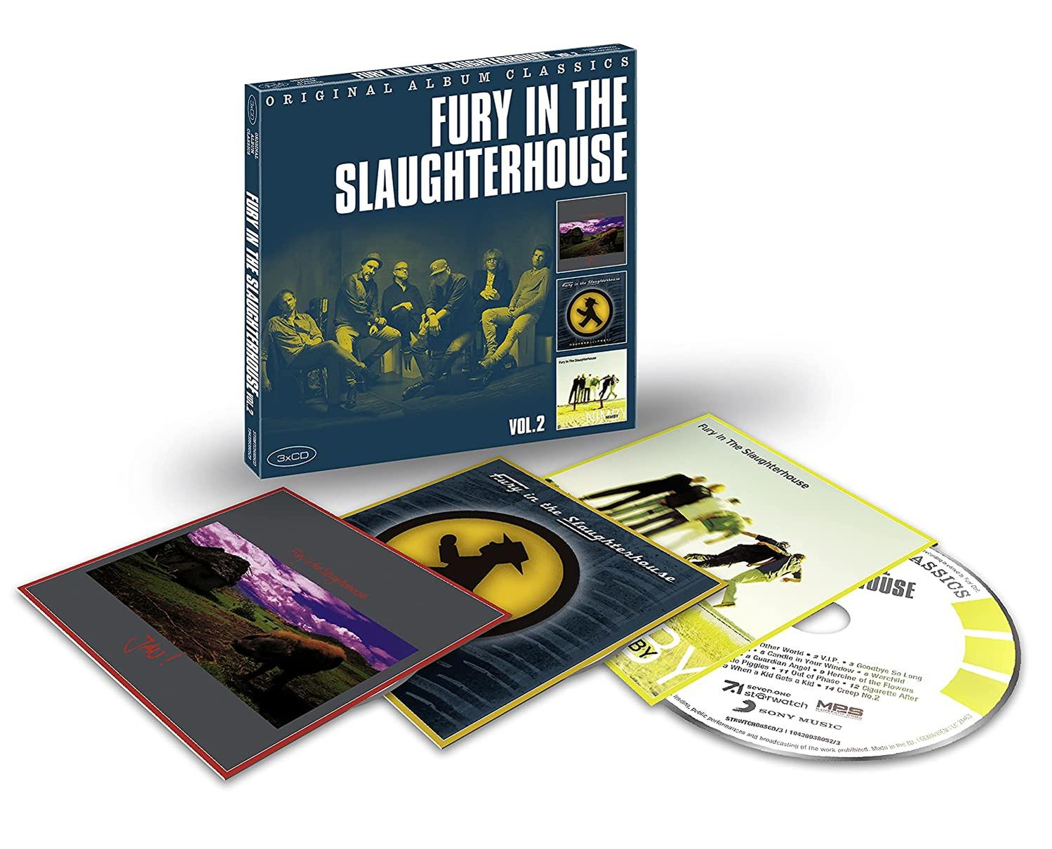 Albumcover mit Bandfoto und Disc. Enthält drei CDs und Albumcover.
