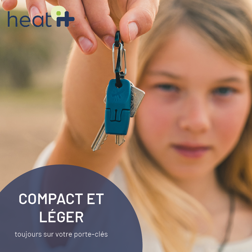 Clés avec une étiquette sarcelle tenue par un enfant, superposition de texte.