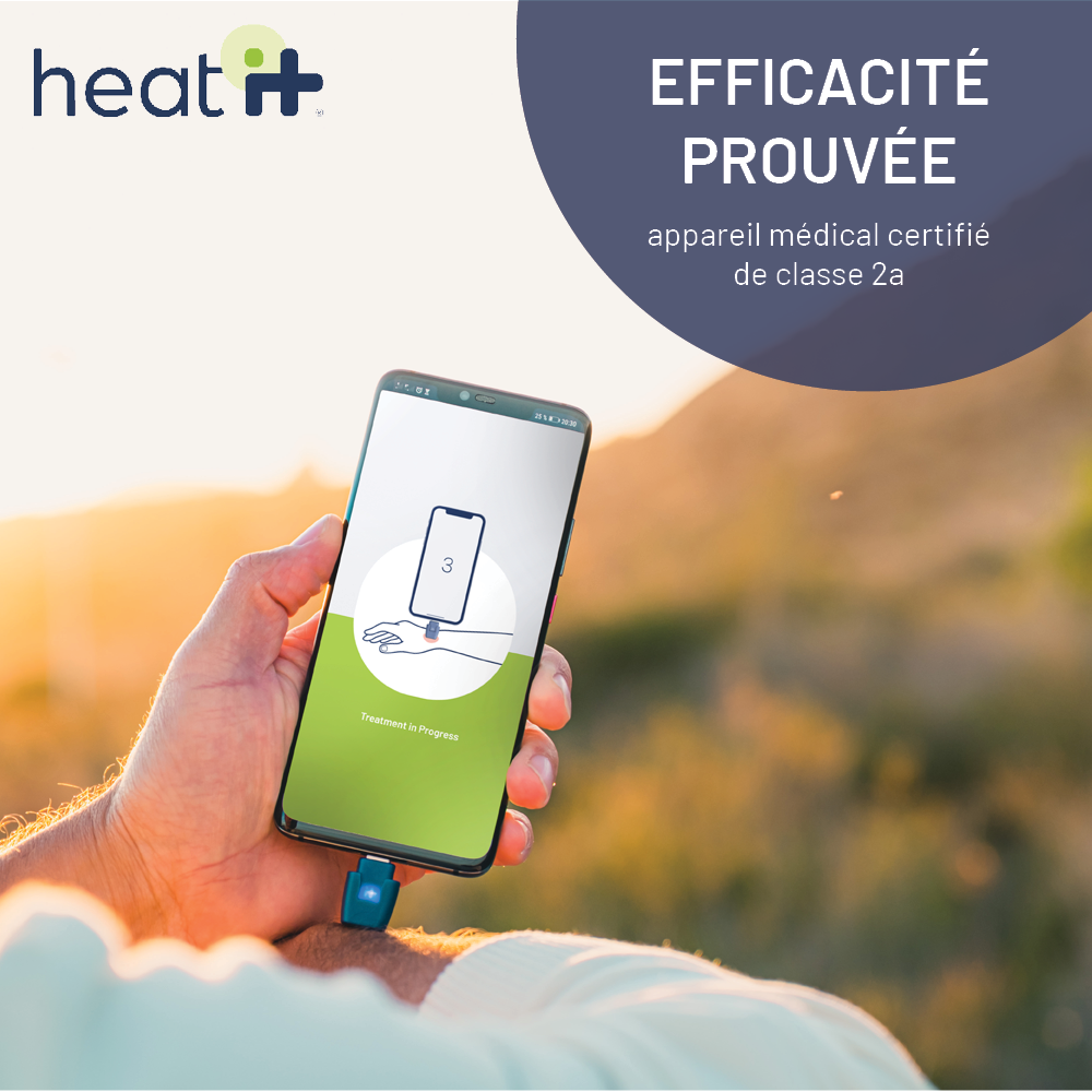 Personne tenant un smartphone, montrant une application de santé avec un appareil connecté.
