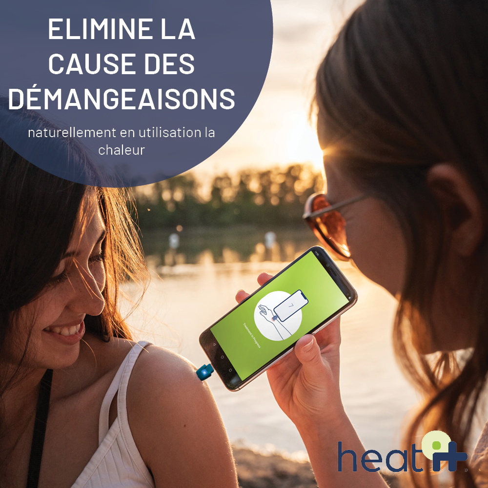 Deux femmes regardent un téléphone avec l'image d'un appareil chauffant la peau.