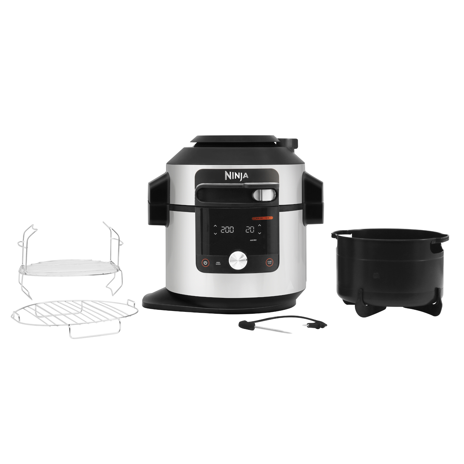 Zilveren en zwarte Ninja airfryer met accessoires op een witte achtergrond.