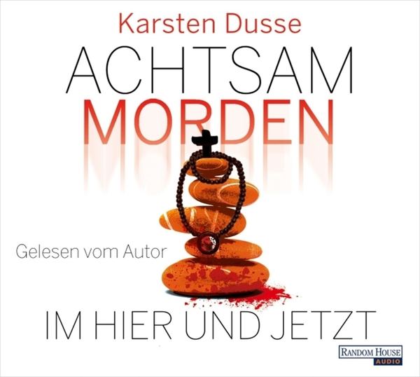 Buchcover mit Text und Rosenkranz auf gestapelten orangenen Steinen. Titel: ACHTSAM MORDEN. Autor: Karsten Dusse.