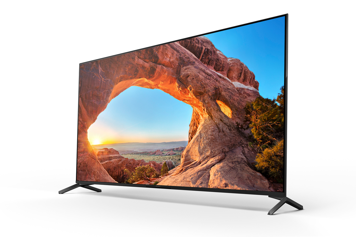 Manzaralı bir çöl manzarası gösteren büyük siyah bir TV.
