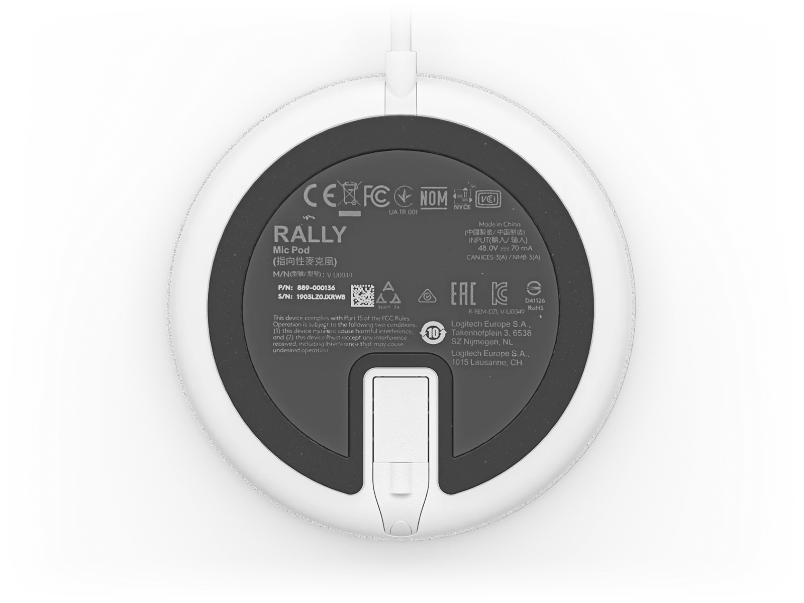 Unterseite eines Logitech Rally Mic Pod, zeigt Etiketten mit Modell- und Seriennummern.