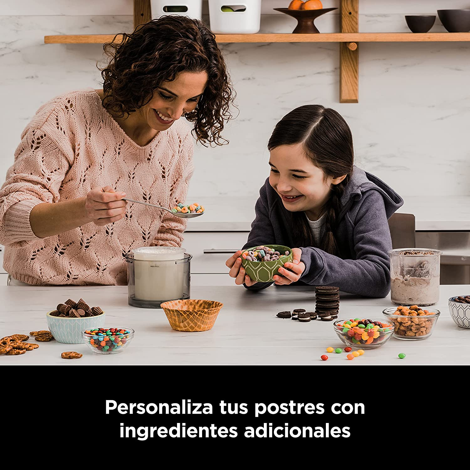 Mujer y niña haciendo helado con ingredientes. El texto dice 'Personaliza tus postres'.