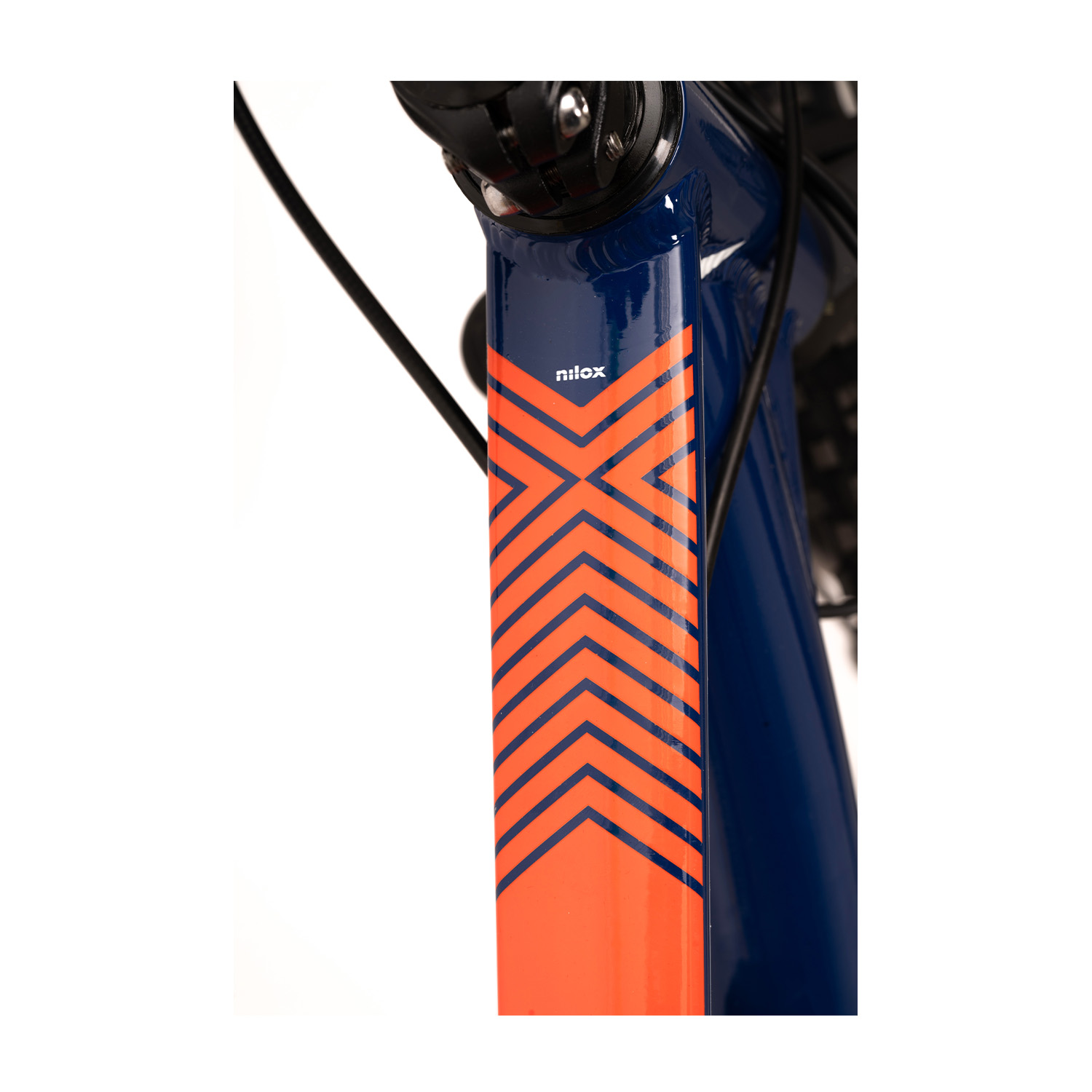Primo piano di un telaio di bicicletta blu con design a zig-zag arancione e blu.
