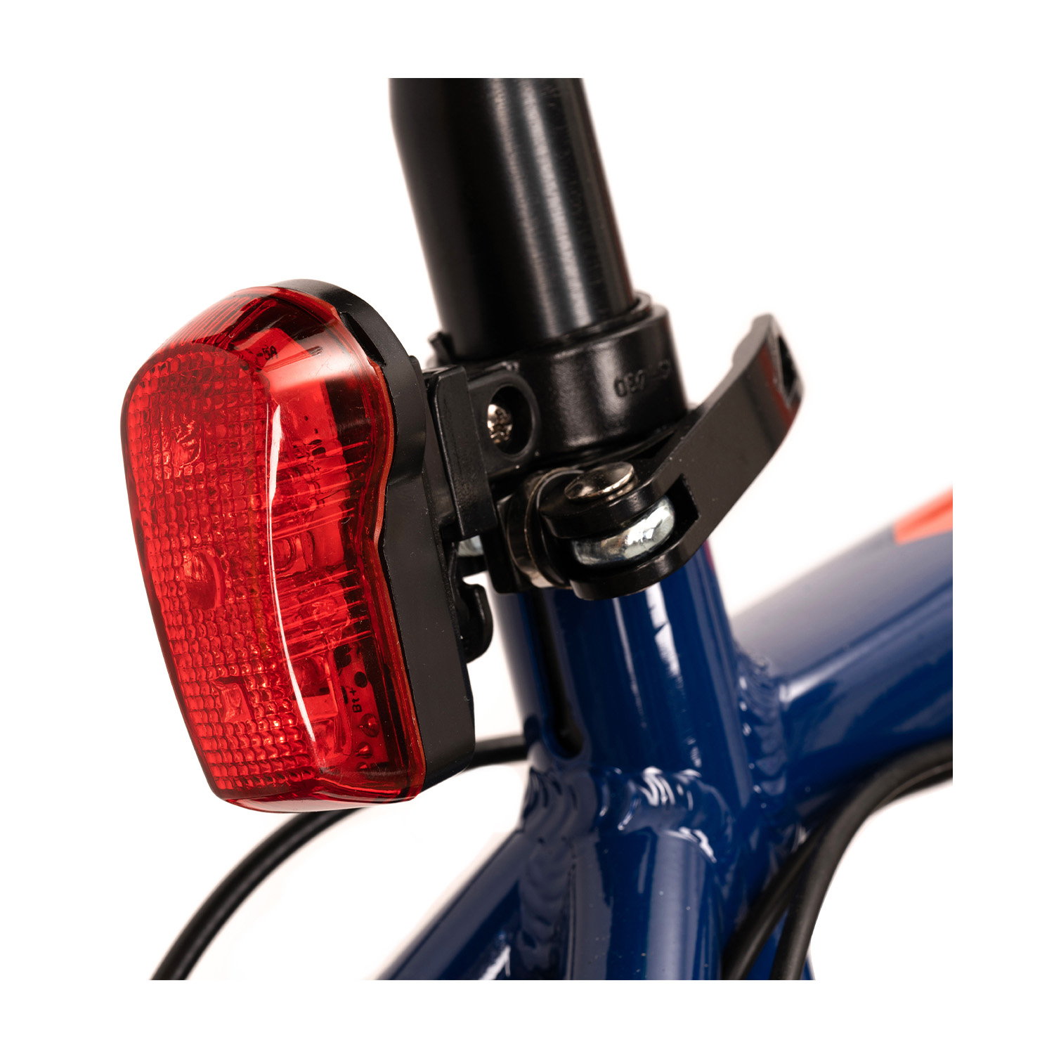 Primo piano di una luce rossa per bici attaccata a un telaio di bici blu.