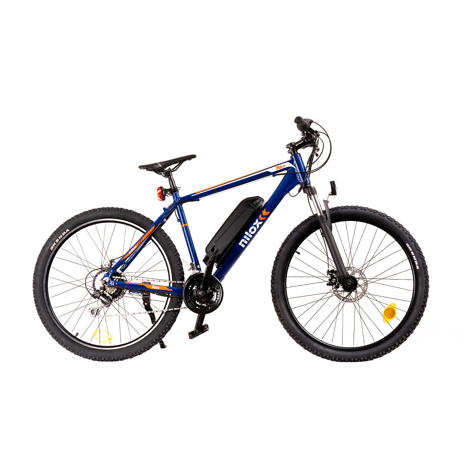 Bicicletta elettrica Nilox blu. Pneumatici neri, dettagli arancioni e batteria. Sfondo bianco.