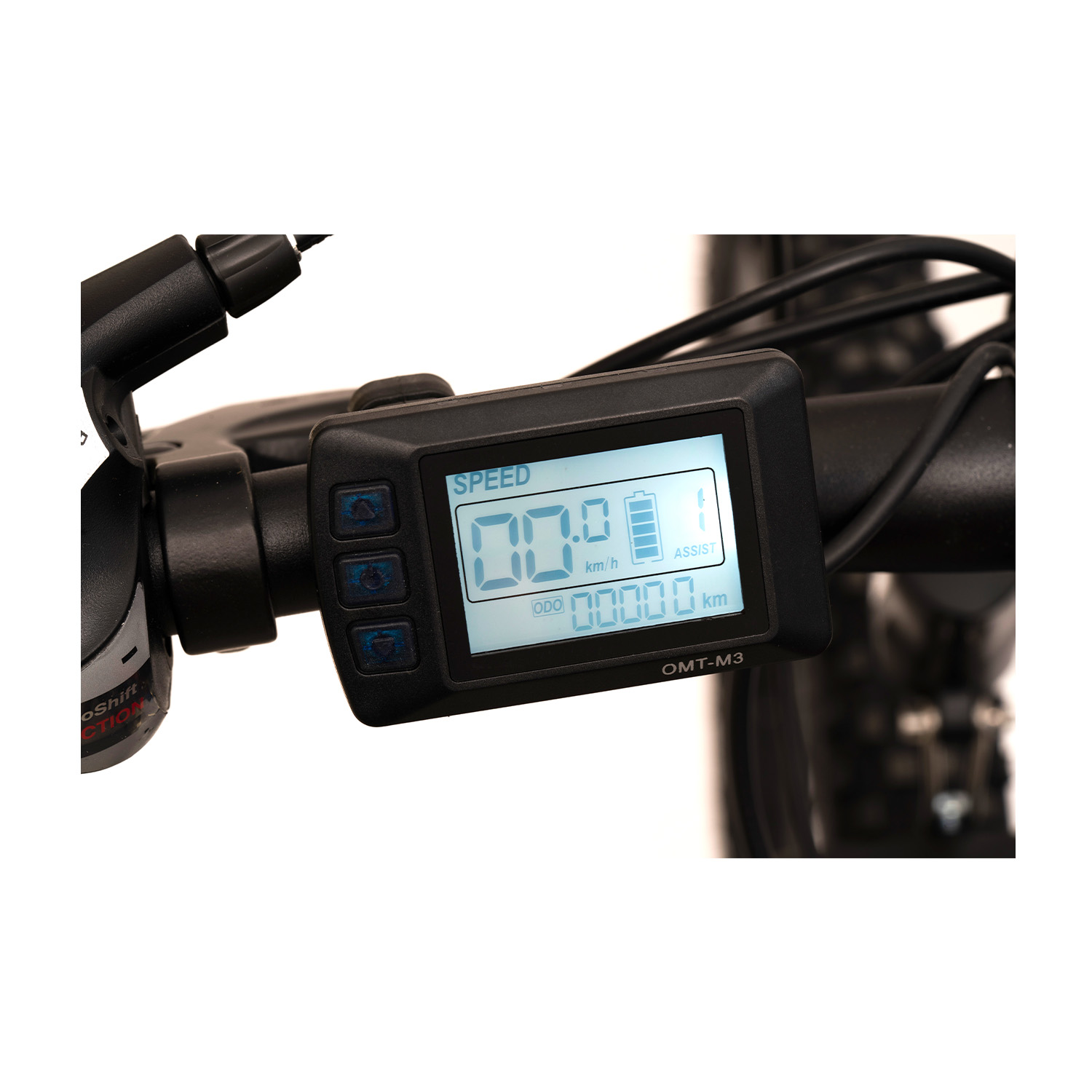 Un primo piano del display digitale di una e-bike che mostra velocità e batteria.
