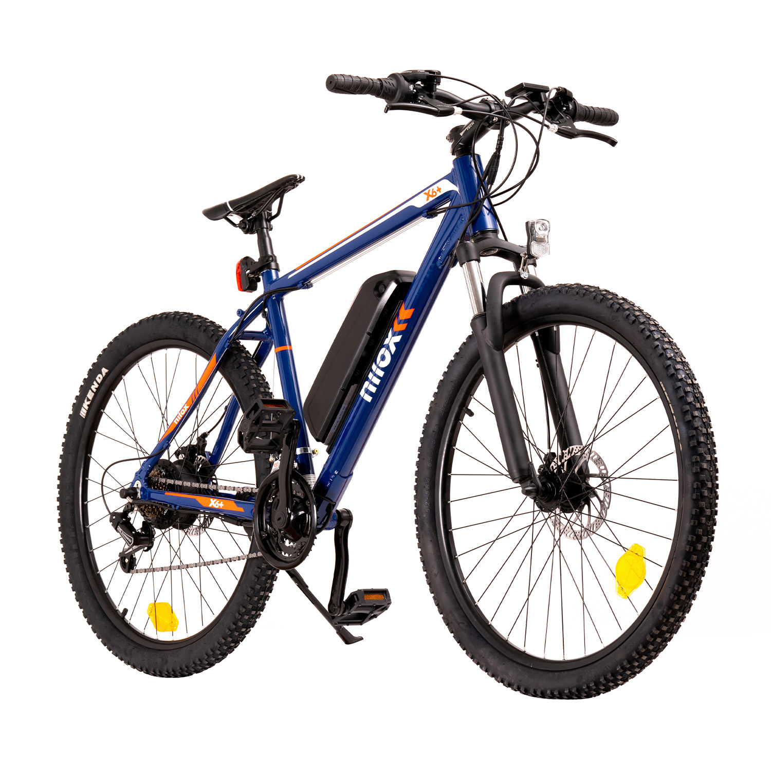 Bicicletta elettrica blu e arancione su sfondo bianco.