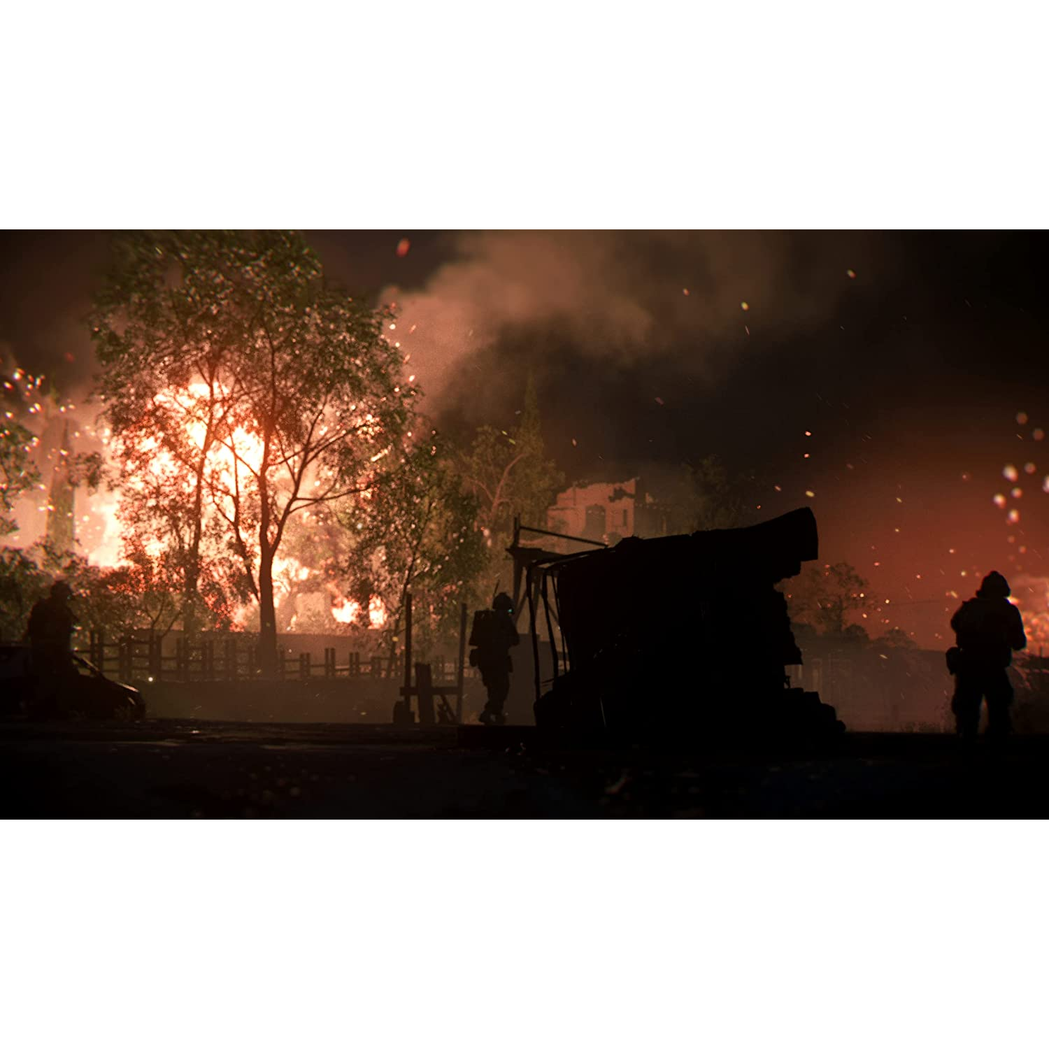Una escena nocturna con soldados, fuego y un edificio destruido al fondo.