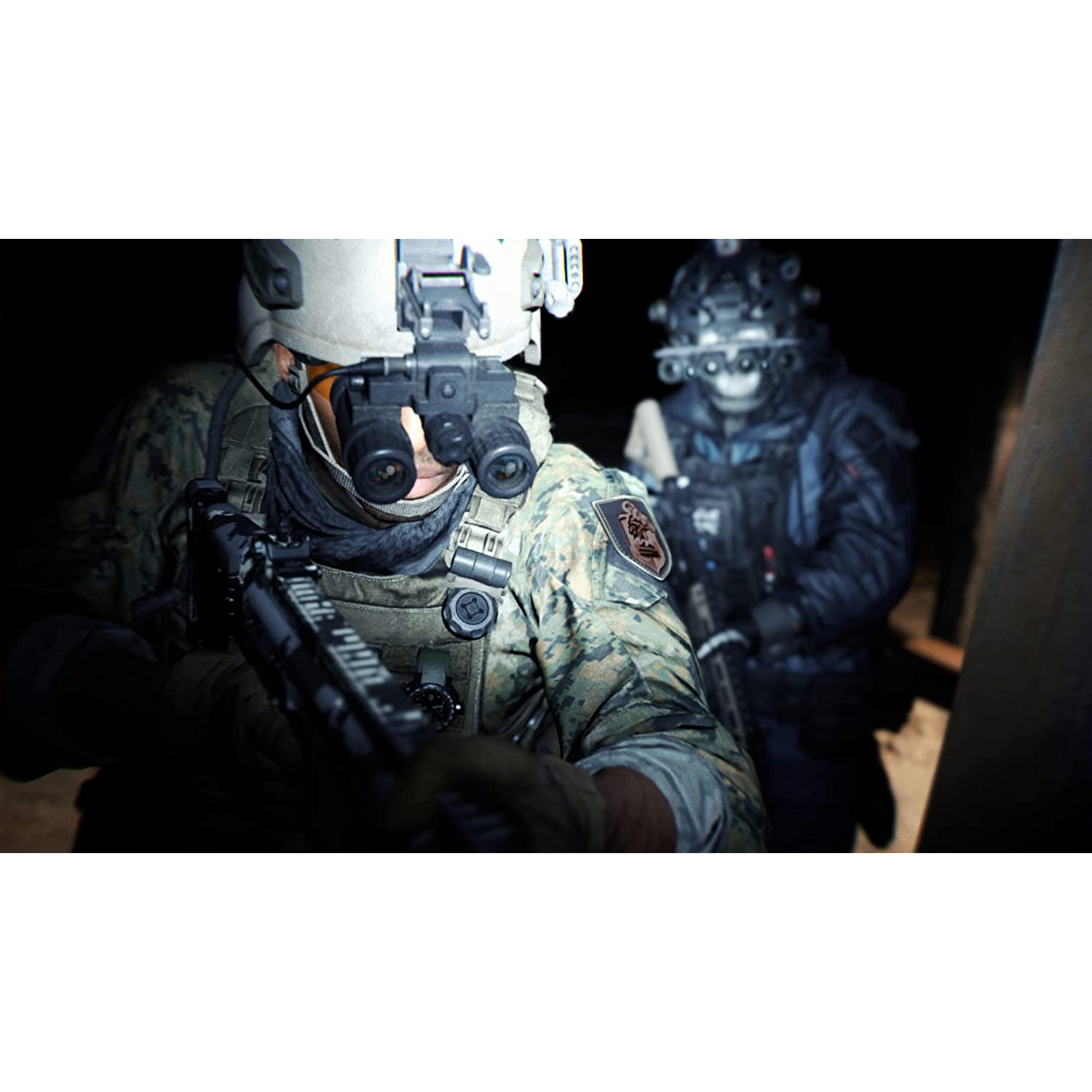 Dos soldados con equipo de combate y gafas de visión nocturna.