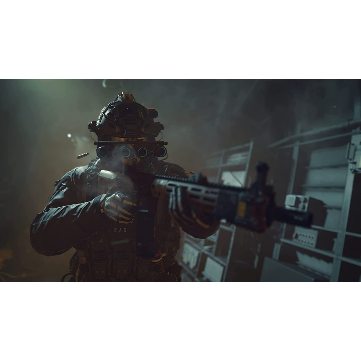Un soldado con equipo de combate apuntando con un rifle en un ambiente oscuro.