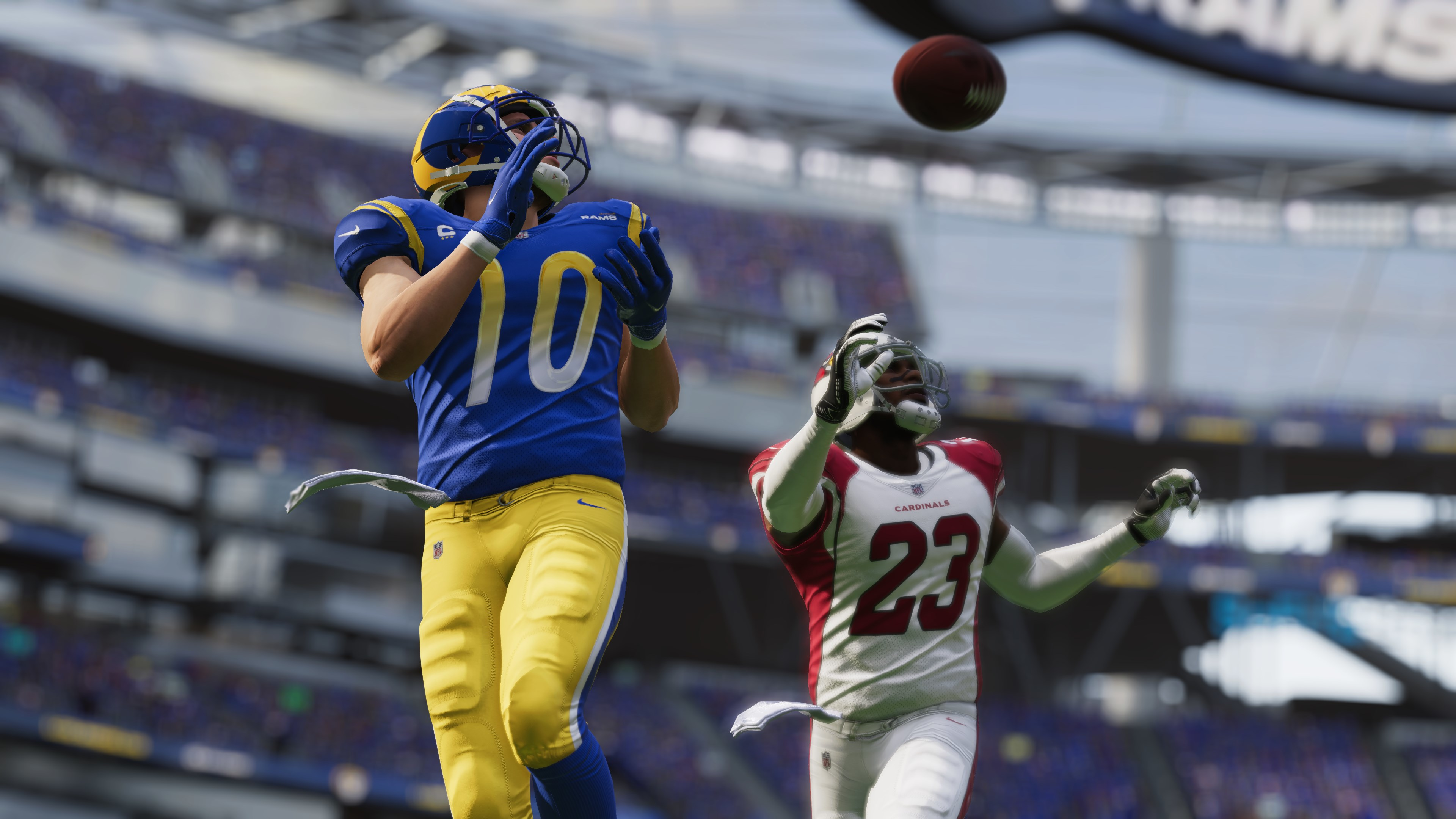 American-Football-Spieler während eines Spiels in Aktion, einer fängt den Ball.