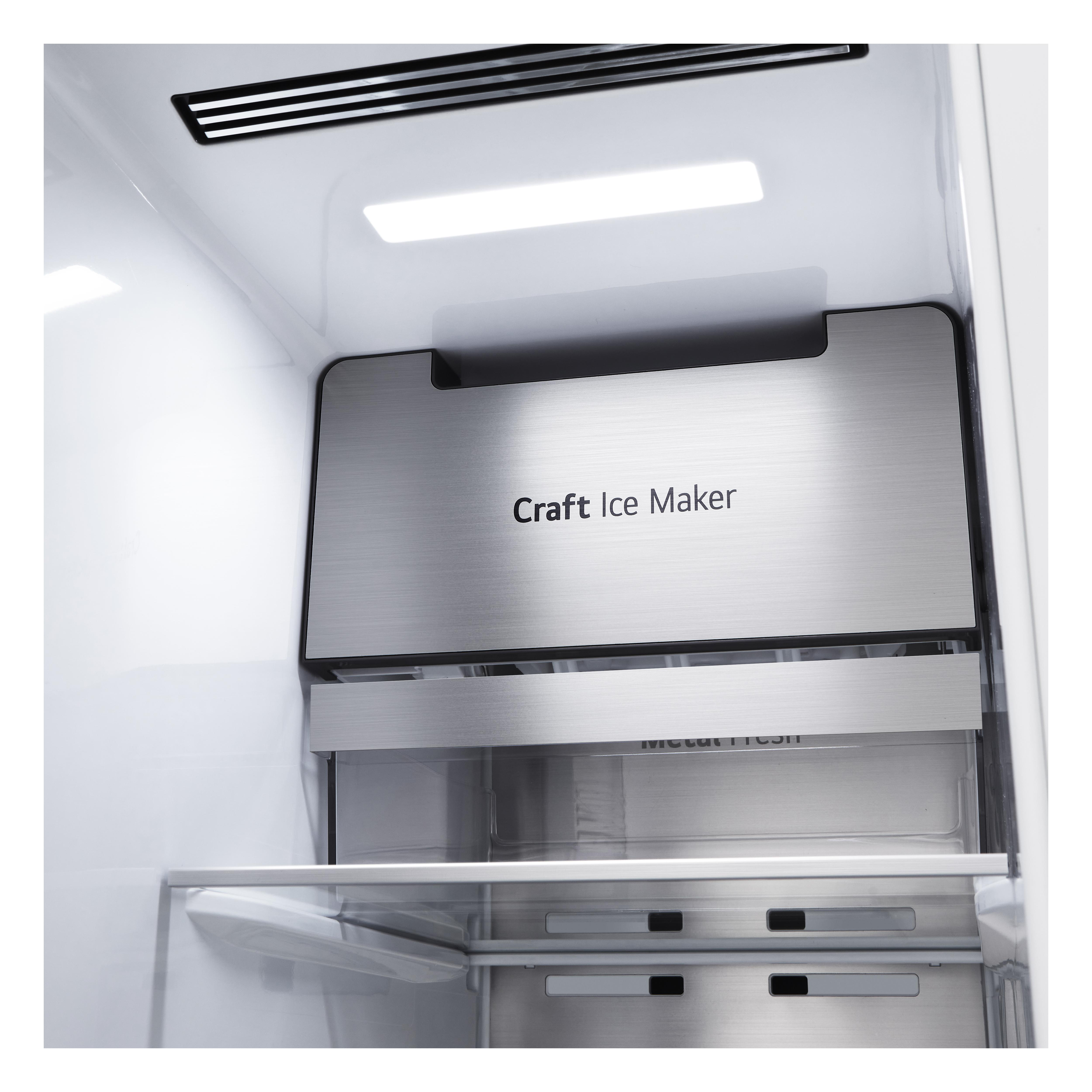 Kühlschrankinnenraum, Craft Ice Maker, Metall- und Kunststoffkomponenten, weißer Hintergrund.