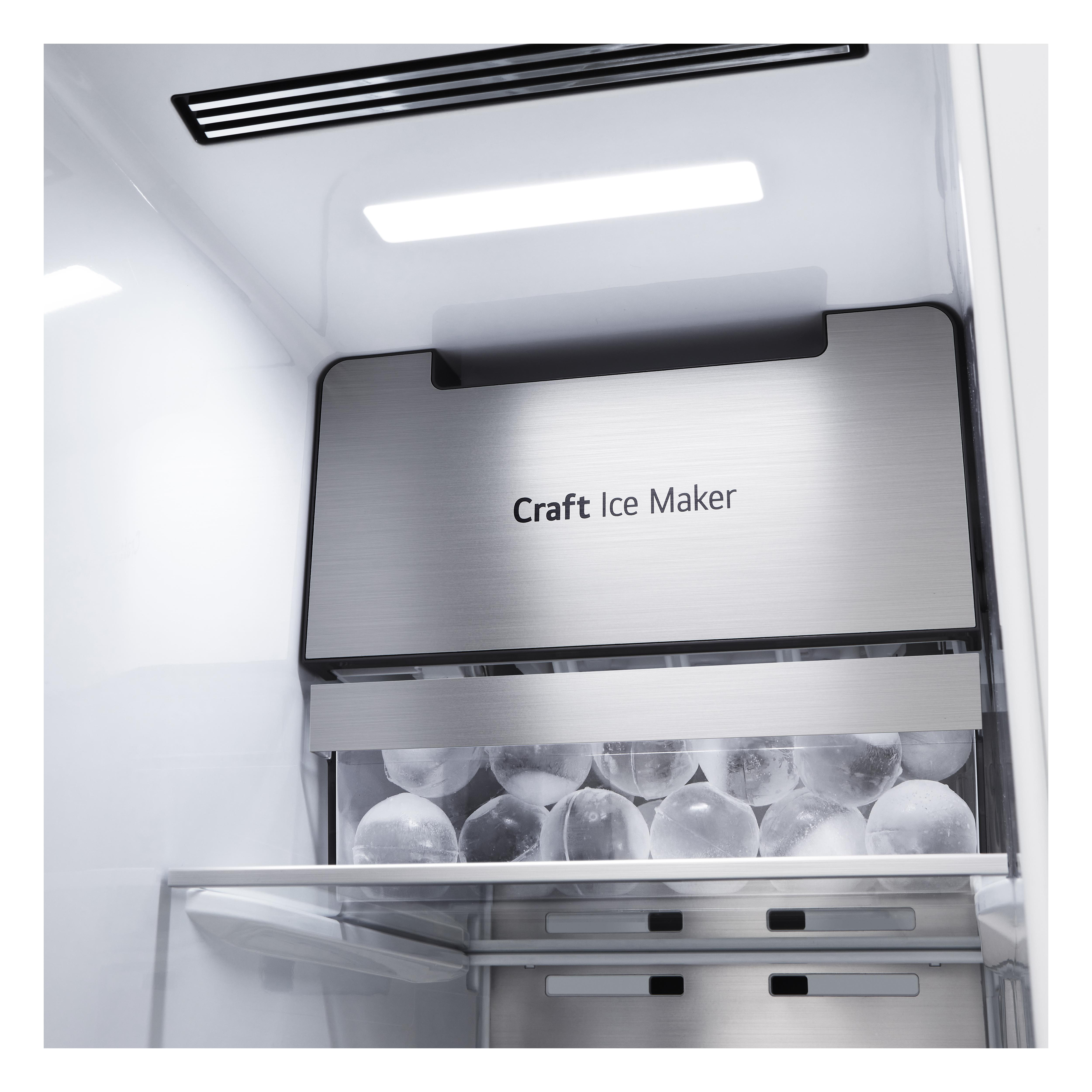 Im Kühlschrank: Eisbereiter mit transparenten Eiskugeln.